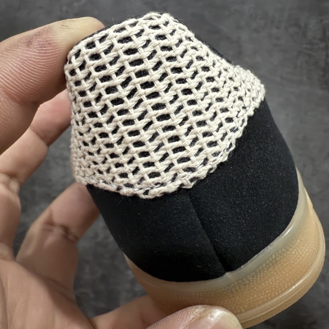 图片[4]-【神版】adidas Originals Gazelle INdoor 三叶草休闲防滑耐磨低帮板鞋 蕾丝纹 黑色麂皮 纯原出货 货号：JI2755 鞋头出色设计 塑就出众贴合感 稳固的后跟贴合足部曲线设计 软弹舒适 不易磨脚 橡胶鞋底配合防滑纹路设计 平稳抓地 货号： JI2755 尺码： 35.5 36 36.5 37.5 38 38.5 39.5 40 40.5 41.5 42 42.5 43 44-选品中心