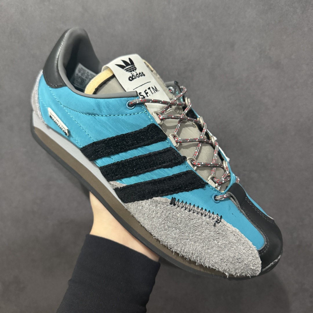 图片[3]-【纯原福利】Song for the Mute x AD Originals SFTM-003 联名款复古慢跑鞋 Originals与时装品牌Song for the Mute即将迎来第三个合作系列 这个系列主打的也是怀旧的氛围 采用了Country OG这个诞生于上世纪70年代的鞋款 尼龙和绒面革的梦幻拼接 低调而富有质感 呈现SFTM一贯的面料美学 三款不同风格的配色 亮点十足的斑点鞋带 体现怀旧主义和前卫设计无缝交织 鞋款采用了低帮的造型 方便日常穿着 同时对于外底做了处理 皮革材质和尼龙布材质的组合也更具是时代感 系列此次会推出三个配色 分别以蓝、黑、灰色为主 雾霾灰IH7519 阴阳灰ID3546 水月蓝ID3545 尺码：36 36.5 37 38 38.5 39 40 40.5 41 42 42.5 43 44 44.5 45-选品中心