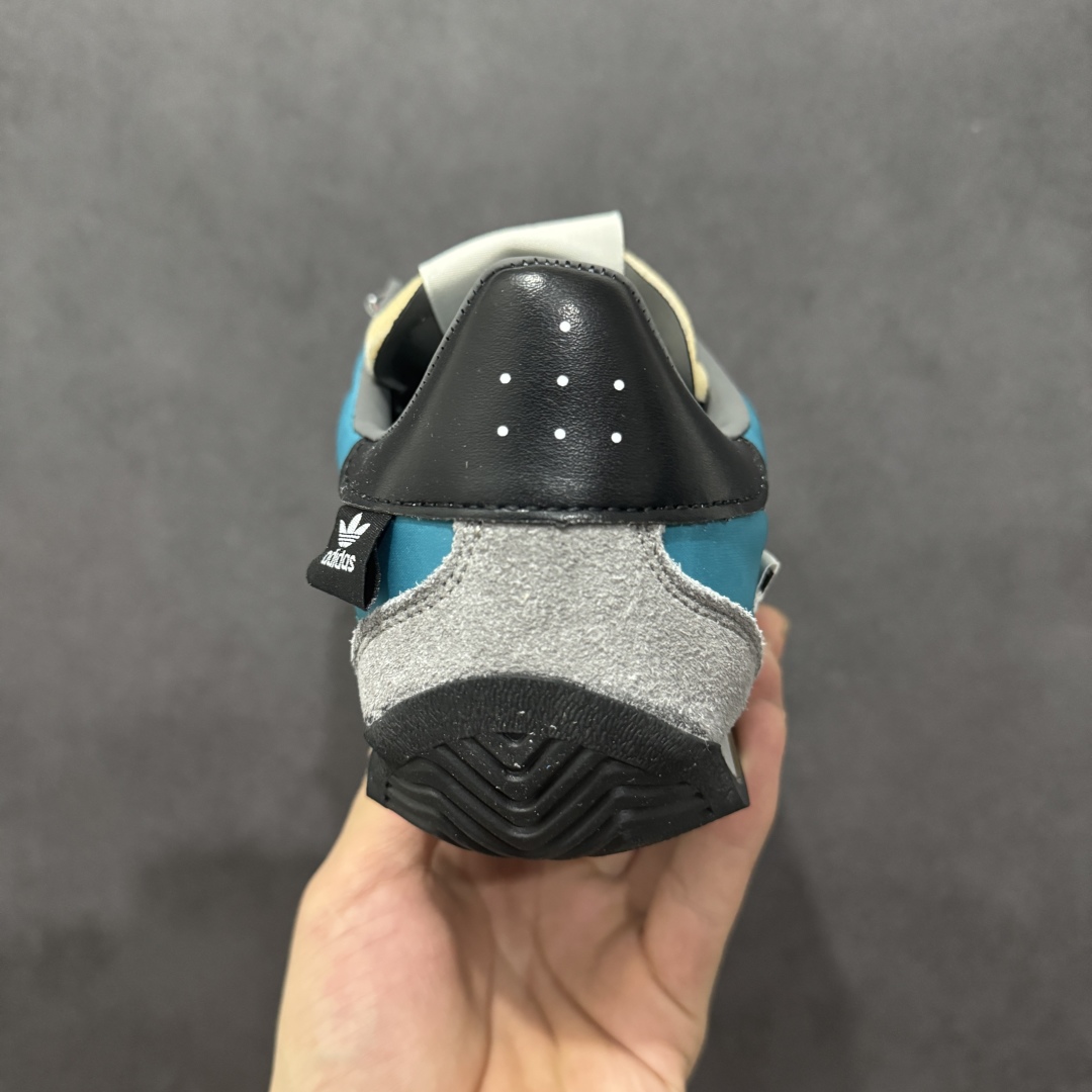 图片[4]-【纯原福利】Song for the Mute x AD Originals SFTM-003 联名款复古慢跑鞋 Originals与时装品牌Song for the Mute即将迎来第三个合作系列 这个系列主打的也是怀旧的氛围 采用了Country OG这个诞生于上世纪70年代的鞋款 尼龙和绒面革的梦幻拼接 低调而富有质感 呈现SFTM一贯的面料美学 三款不同风格的配色 亮点十足的斑点鞋带 体现怀旧主义和前卫设计无缝交织 鞋款采用了低帮的造型 方便日常穿着 同时对于外底做了处理 皮革材质和尼龙布材质的组合也更具是时代感 系列此次会推出三个配色 分别以蓝、黑、灰色为主 雾霾灰IH7519 阴阳灰ID3546 水月蓝ID3545 尺码：36 36.5 37 38 38.5 39 40 40.5 41 42 42.5 43 44 44.5 45-选品中心