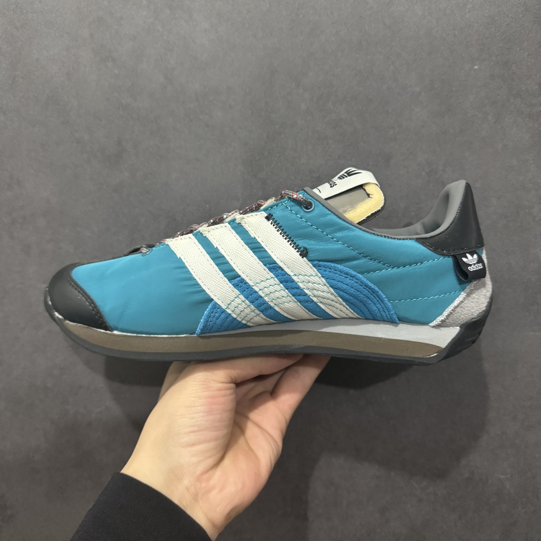 图片[2]-【纯原福利】Song for the Mute x AD Originals SFTM-003 联名款复古慢跑鞋 Originals与时装品牌Song for the Mute即将迎来第三个合作系列 这个系列主打的也是怀旧的氛围 采用了Country OG这个诞生于上世纪70年代的鞋款 尼龙和绒面革的梦幻拼接 低调而富有质感 呈现SFTM一贯的面料美学 三款不同风格的配色 亮点十足的斑点鞋带 体现怀旧主义和前卫设计无缝交织 鞋款采用了低帮的造型 方便日常穿着 同时对于外底做了处理 皮革材质和尼龙布材质的组合也更具是时代感 系列此次会推出三个配色 分别以蓝、黑、灰色为主 雾霾灰IH7519 阴阳灰ID3546 水月蓝ID3545 尺码：36 36.5 37 38 38.5 39 40 40.5 41 42 42.5 43 44 44.5 45-选品中心