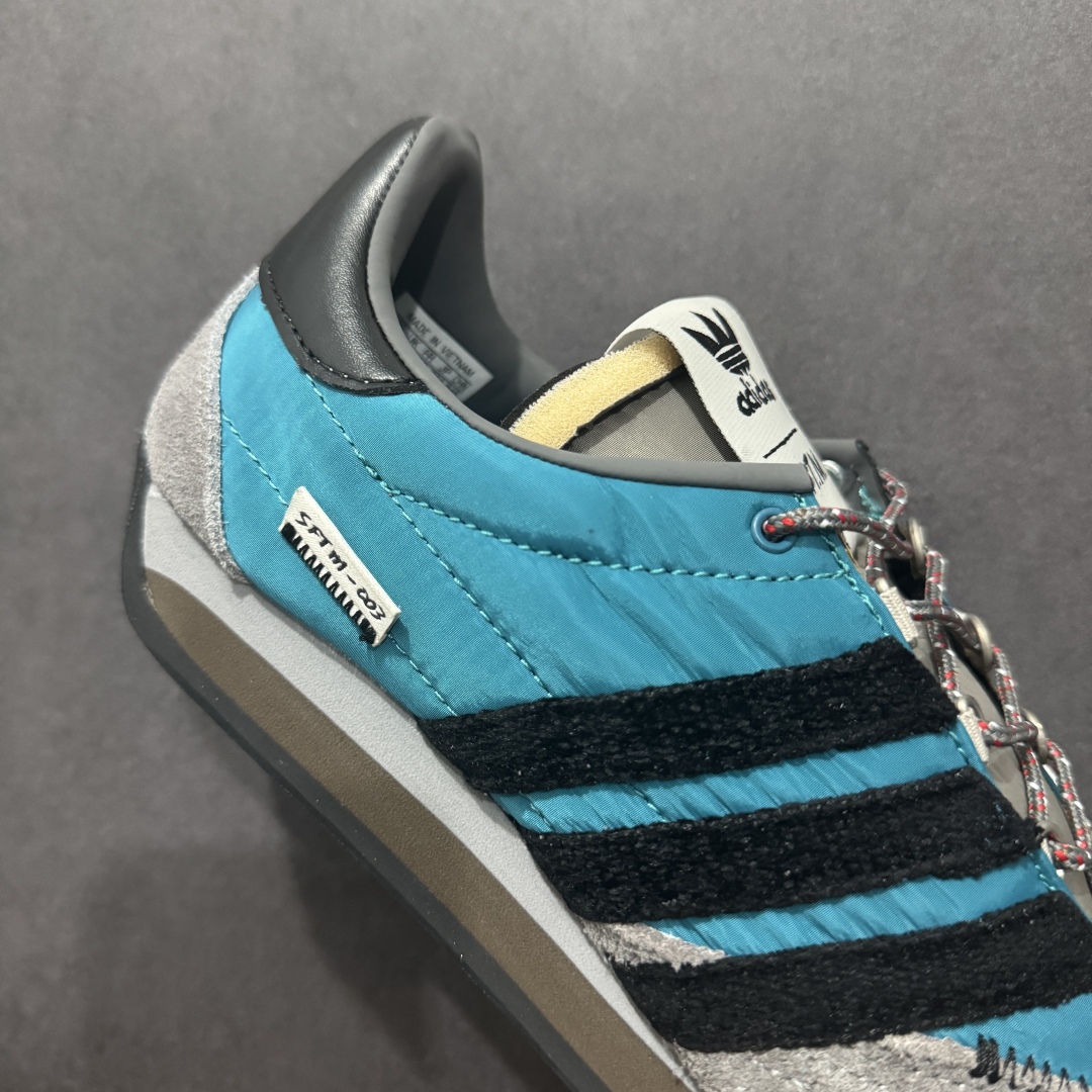 图片[6]-【纯原福利】Song for the Mute x AD Originals SFTM-003 联名款复古慢跑鞋 Originals与时装品牌Song for the Mute即将迎来第三个合作系列 这个系列主打的也是怀旧的氛围 采用了Country OG这个诞生于上世纪70年代的鞋款 尼龙和绒面革的梦幻拼接 低调而富有质感 呈现SFTM一贯的面料美学 三款不同风格的配色 亮点十足的斑点鞋带 体现怀旧主义和前卫设计无缝交织 鞋款采用了低帮的造型 方便日常穿着 同时对于外底做了处理 皮革材质和尼龙布材质的组合也更具是时代感 系列此次会推出三个配色 分别以蓝、黑、灰色为主 雾霾灰IH7519 阴阳灰ID3546 水月蓝ID3545 尺码：36 36.5 37 38 38.5 39 40 40.5 41 42 42.5 43 44 44.5 45-选品中心