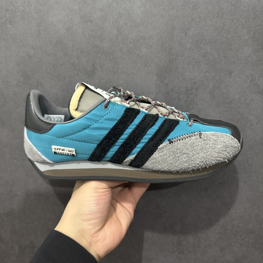 【纯原福利】Song for the Mute x AD Originals SFTM-003 联名款复古慢跑鞋 Originals与时装品牌Song for the Mute即将迎来第三个合作系列 这个系列主打的也是怀旧的氛围 采用了Country OG这个诞生于上世纪70年代的鞋款 尼龙和绒面革的梦幻拼接 低调而富有质感 呈现SFTM一贯的面料美学 三款不同风格的配色 亮点十足的斑点鞋带 体现怀旧主义和前卫设计无缝交织 鞋款采用了低帮的造型 方便日常穿着 同时对于外底做了处理 皮革材质和尼龙布材质的组合也更具是时代感 系列此次会推出三个配色 分别以蓝、黑、灰色为主 雾霾灰IH7519 阴阳灰ID3546 水月蓝ID3545 尺码:36 36.5 37 38 38.5 39 40 40.5 41 42 42.5 43 44 44.5 45-选品中心