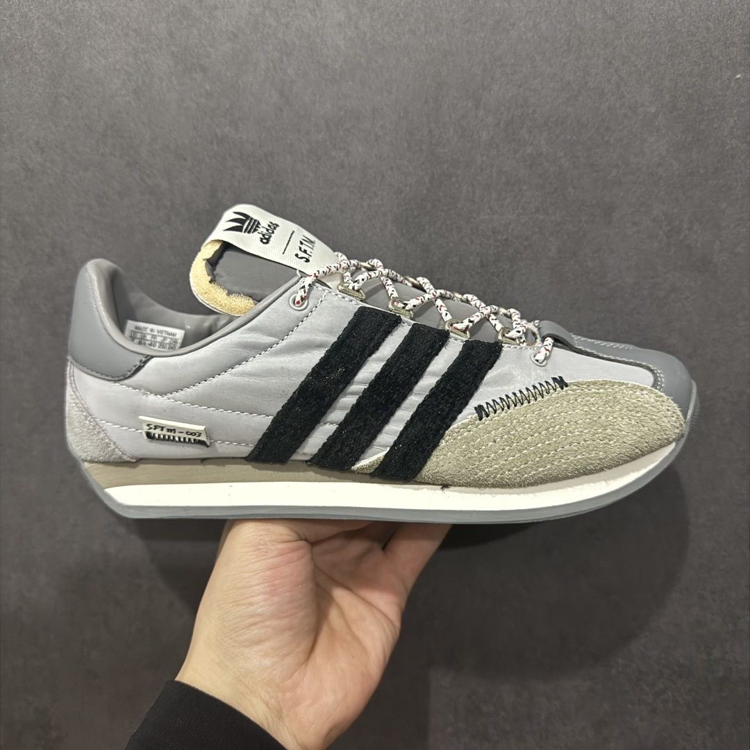 【纯原福利】Song for the Mute x AD Originals SFTM-003 联名款复古慢跑鞋 Originals与时装品牌Song for the Mute即将迎来第三个合作系列 这个系列主打的也是怀旧的氛围 采用了Country OG这个诞生于上世纪70年代的鞋款 尼龙和绒面革的梦幻拼接 低调而富有质感 呈现SFTM一贯的面料美学 三款不同风格的配色 亮点十足的斑点鞋带 体现怀旧主义和前卫设计无缝交织 鞋款采用了低帮的造型 方便日常穿着 同时对于外底做了处理 皮革材质和尼龙布材质的组合也更具是时代感 系列此次会推出三个配色 分别以蓝、黑、灰色为主 雾霾灰IH7519 阴阳灰ID3546 水月蓝ID3545 尺码：36 36.5 37 38 38.5 39 40 40.5 41 42 42.5 43 44 44.5 45-选品中心