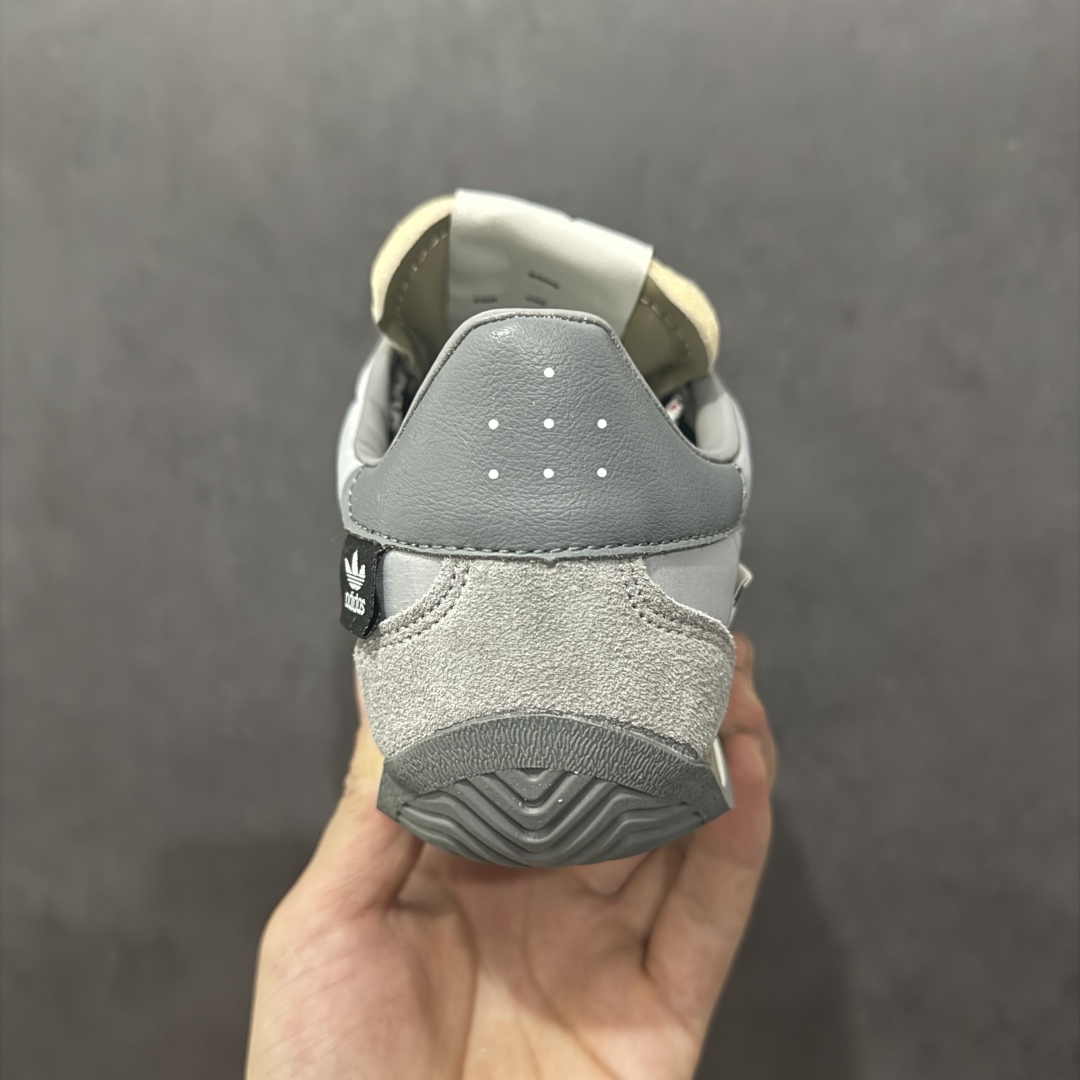 图片[4]-【纯原福利】Song for the Mute x AD Originals SFTM-003 联名款复古慢跑鞋 Originals与时装品牌Song for the Mute即将迎来第三个合作系列 这个系列主打的也是怀旧的氛围 采用了Country OG这个诞生于上世纪70年代的鞋款 尼龙和绒面革的梦幻拼接 低调而富有质感 呈现SFTM一贯的面料美学 三款不同风格的配色 亮点十足的斑点鞋带 体现怀旧主义和前卫设计无缝交织 鞋款采用了低帮的造型 方便日常穿着 同时对于外底做了处理 皮革材质和尼龙布材质的组合也更具是时代感 系列此次会推出三个配色 分别以蓝、黑、灰色为主 雾霾灰IH7519 阴阳灰ID3546 水月蓝ID3545 尺码：36 36.5 37 38 38.5 39 40 40.5 41 42 42.5 43 44 44.5 45-选品中心