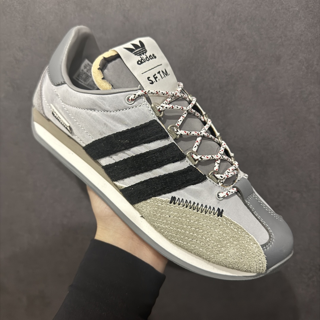 图片[3]-【纯原福利】Song for the Mute x AD Originals SFTM-003 联名款复古慢跑鞋 Originals与时装品牌Song for the Mute即将迎来第三个合作系列 这个系列主打的也是怀旧的氛围 采用了Country OG这个诞生于上世纪70年代的鞋款 尼龙和绒面革的梦幻拼接 低调而富有质感 呈现SFTM一贯的面料美学 三款不同风格的配色 亮点十足的斑点鞋带 体现怀旧主义和前卫设计无缝交织 鞋款采用了低帮的造型 方便日常穿着 同时对于外底做了处理 皮革材质和尼龙布材质的组合也更具是时代感 系列此次会推出三个配色 分别以蓝、黑、灰色为主 雾霾灰IH7519 阴阳灰ID3546 水月蓝ID3545 尺码：36 36.5 37 38 38.5 39 40 40.5 41 42 42.5 43 44 44.5 45-选品中心