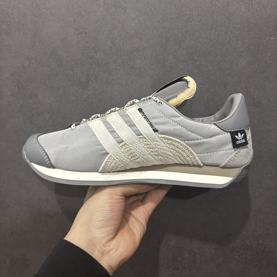 图片[2]-【纯原福利】Song for the Mute x AD Originals SFTM-003 联名款复古慢跑鞋 Originals与时装品牌Song for the Mute即将迎来第三个合作系列 这个系列主打的也是怀旧的氛围 采用了Country OG这个诞生于上世纪70年代的鞋款 尼龙和绒面革的梦幻拼接 低调而富有质感 呈现SFTM一贯的面料美学 三款不同风格的配色 亮点十足的斑点鞋带 体现怀旧主义和前卫设计无缝交织 鞋款采用了低帮的造型 方便日常穿着 同时对于外底做了处理 皮革材质和尼龙布材质的组合也更具是时代感 系列此次会推出三个配色 分别以蓝、黑、灰色为主 雾霾灰IH7519 阴阳灰ID3546 水月蓝ID3545 尺码：36 36.5 37 38 38.5 39 40 40.5 41 42 42.5 43 44 44.5 45-选品中心