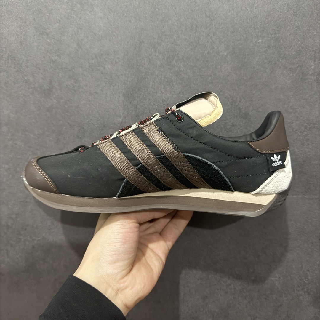 图片[2]-【纯原福利】Song for the Mute x AD Originals SFTM-003 联名款复古慢跑鞋 Originals与时装品牌Song for the Mute即将迎来第三个合作系列 这个系列主打的也是怀旧的氛围 采用了Country OG这个诞生于上世纪70年代的鞋款 尼龙和绒面革的梦幻拼接 低调而富有质感 呈现SFTM一贯的面料美学 三款不同风格的配色 亮点十足的斑点鞋带 体现怀旧主义和前卫设计无缝交织 鞋款采用了低帮的造型 方便日常穿着 同时对于外底做了处理 皮革材质和尼龙布材质的组合也更具是时代感 系列此次会推出三个配色 分别以蓝、黑、灰色为主 雾霾灰IH7519 阴阳灰ID3546 水月蓝ID3545 尺码：36 36.5 37 38 38.5 39 40 40.5 41 42 42.5 43 44 44.5 45-选品中心