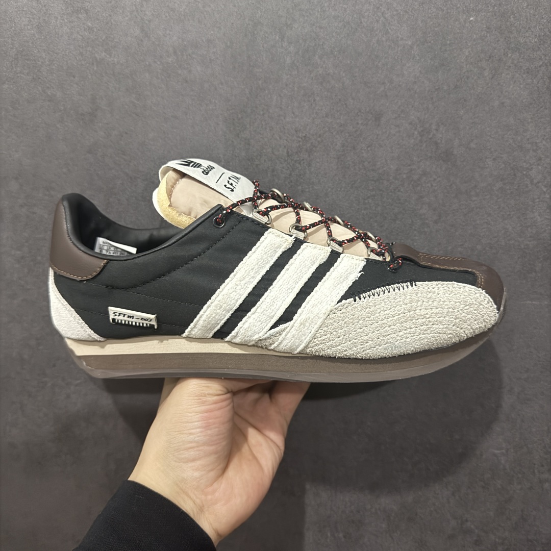 【纯原福利】Song for the Mute x AD Originals SFTM-003 联名款复古慢跑鞋 Originals与时装品牌Song for the Mute即将迎来第三个合作系列 这个系列主打的也是怀旧的氛围 采用了Country OG这个诞生于上世纪70年代的鞋款 尼龙和绒面革的梦幻拼接 低调而富有质感 呈现SFTM一贯的面料美学 三款不同风格的配色 亮点十足的斑点鞋带 体现怀旧主义和前卫设计无缝交织 鞋款采用了低帮的造型 方便日常穿着 同时对于外底做了处理 皮革材质和尼龙布材质的组合也更具是时代感 系列此次会推出三个配色 分别以蓝、黑、灰色为主 雾霾灰IH7519 阴阳灰ID3546 水月蓝ID3545 尺码：36 36.5 37 38 38.5 39 40 40.5 41 42 42.5 43 44 44.5 45-选品中心