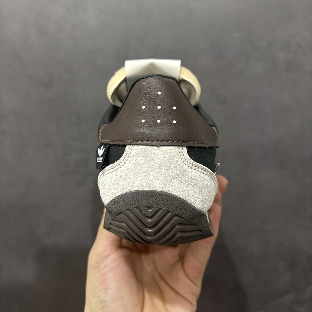 图片[4]-【纯原福利】Song for the Mute x AD Originals SFTM-003 联名款复古慢跑鞋 Originals与时装品牌Song for the Mute即将迎来第三个合作系列 这个系列主打的也是怀旧的氛围 采用了Country OG这个诞生于上世纪70年代的鞋款 尼龙和绒面革的梦幻拼接 低调而富有质感 呈现SFTM一贯的面料美学 三款不同风格的配色 亮点十足的斑点鞋带 体现怀旧主义和前卫设计无缝交织 鞋款采用了低帮的造型 方便日常穿着 同时对于外底做了处理 皮革材质和尼龙布材质的组合也更具是时代感 系列此次会推出三个配色 分别以蓝、黑、灰色为主 雾霾灰IH7519 阴阳灰ID3546 水月蓝ID3545 尺码：36 36.5 37 38 38.5 39 40 40.5 41 42 42.5 43 44 44.5 45-选品中心