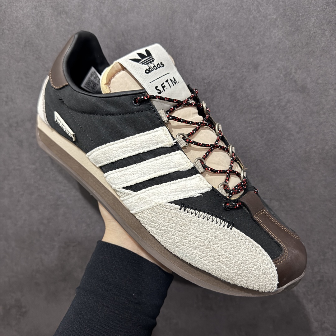 图片[3]-【纯原福利】Song for the Mute x AD Originals SFTM-003 联名款复古慢跑鞋 Originals与时装品牌Song for the Mute即将迎来第三个合作系列 这个系列主打的也是怀旧的氛围 采用了Country OG这个诞生于上世纪70年代的鞋款 尼龙和绒面革的梦幻拼接 低调而富有质感 呈现SFTM一贯的面料美学 三款不同风格的配色 亮点十足的斑点鞋带 体现怀旧主义和前卫设计无缝交织 鞋款采用了低帮的造型 方便日常穿着 同时对于外底做了处理 皮革材质和尼龙布材质的组合也更具是时代感 系列此次会推出三个配色 分别以蓝、黑、灰色为主 雾霾灰IH7519 阴阳灰ID3546 水月蓝ID3545 尺码：36 36.5 37 38 38.5 39 40 40.5 41 42 42.5 43 44 44.5 45-选品中心