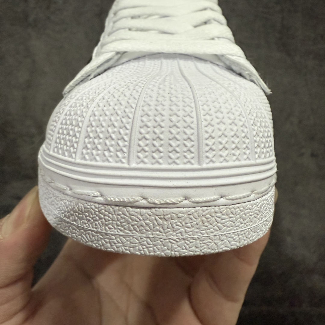 图片[6]-【H11纯原】AD Originals Superstar 经典复古贝壳头板鞋 IH8659 诞生于1969年 是第一双将全皮面鞋 身与橡胶鞋头结合在一起的低帮篮球鞋 Superstar最开始 是作为高帮篮球鞋Pro Model的低帮版本而出现的 但因为其独特和醒目的橡胶鞋头造型而让大家熟知 被大家形象地称为\\\”shelltoe\\\”贝壳头 在70年代的美国职业篮球场上 接近3/4的NBA球员都将这双Superstar作为场上用鞋 80年代之后 经过不断的改良和发展 Superstar逐渐成为横跨时装、音乐、街头文化、休闲和运动等各大领域的时尚潮鞋 尺码：35.5 36 36.5 37 38 38.5 39 40 40.5 41 42 42.5 43 44 44.5 45-选品中心