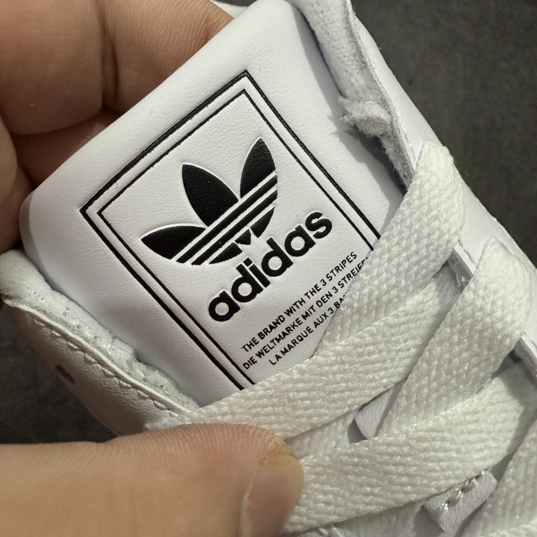 图片[7]-【H11纯原】AD Originals Superstar 经典复古贝壳头板鞋 IH8659 诞生于1969年 是第一双将全皮面鞋 身与橡胶鞋头结合在一起的低帮篮球鞋 Superstar最开始 是作为高帮篮球鞋Pro Model的低帮版本而出现的 但因为其独特和醒目的橡胶鞋头造型而让大家熟知 被大家形象地称为\\\”shelltoe\\\”贝壳头 在70年代的美国职业篮球场上 接近3/4的NBA球员都将这双Superstar作为场上用鞋 80年代之后 经过不断的改良和发展 Superstar逐渐成为横跨时装、音乐、街头文化、休闲和运动等各大领域的时尚潮鞋 尺码：35.5 36 36.5 37 38 38.5 39 40 40.5 41 42 42.5 43 44 44.5 45-选品中心