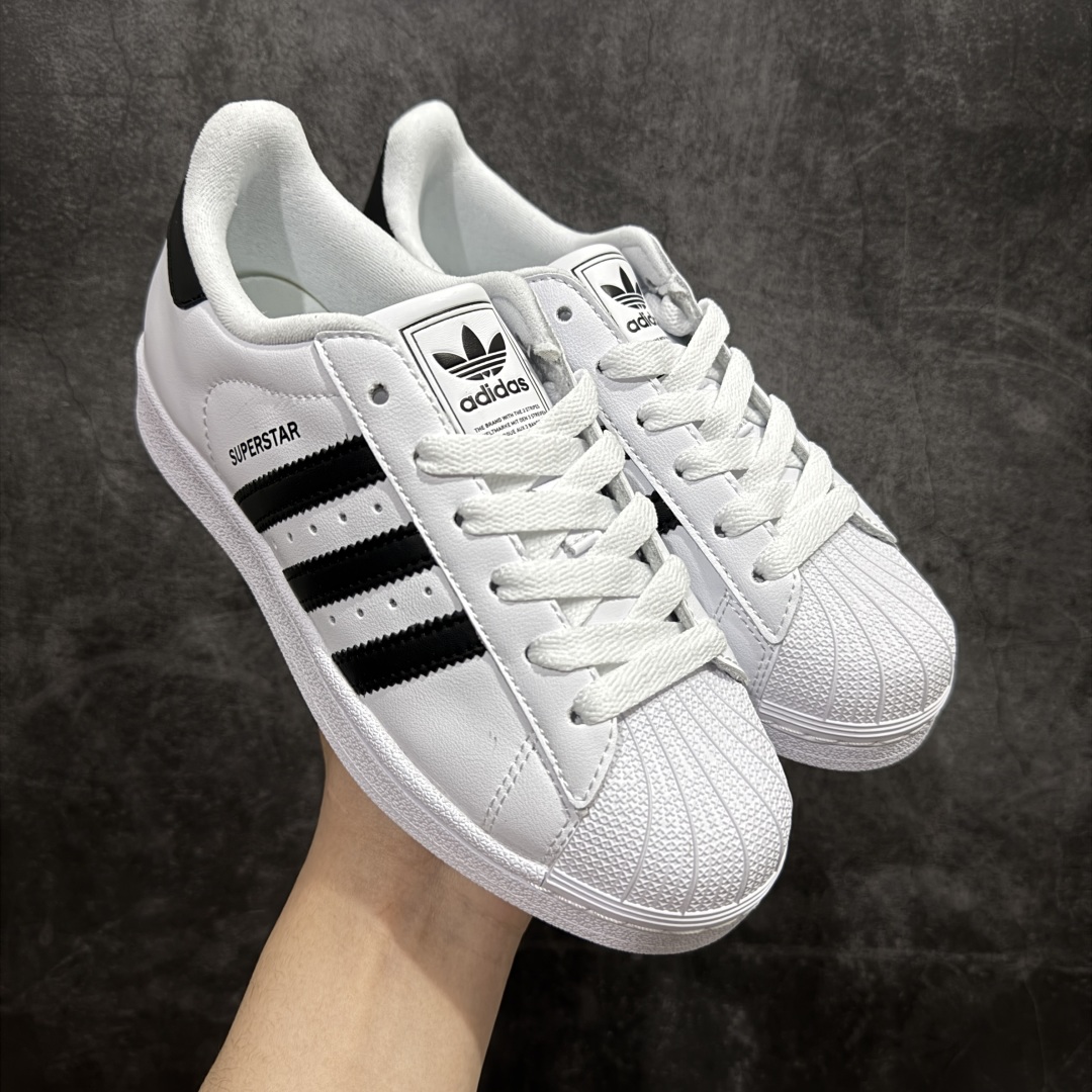 【H11纯原】AD Originals Superstar 经典复古贝壳头板鞋 IH8659 诞生于1969年 是第一双将全皮面鞋 身与橡胶鞋头结合在一起的低帮篮球鞋 Superstar最开始 是作为高帮篮球鞋Pro Model的低帮版本而出现的 但因为其独特和醒目的橡胶鞋头造型而让大家熟知 被大家形象地称为\\\