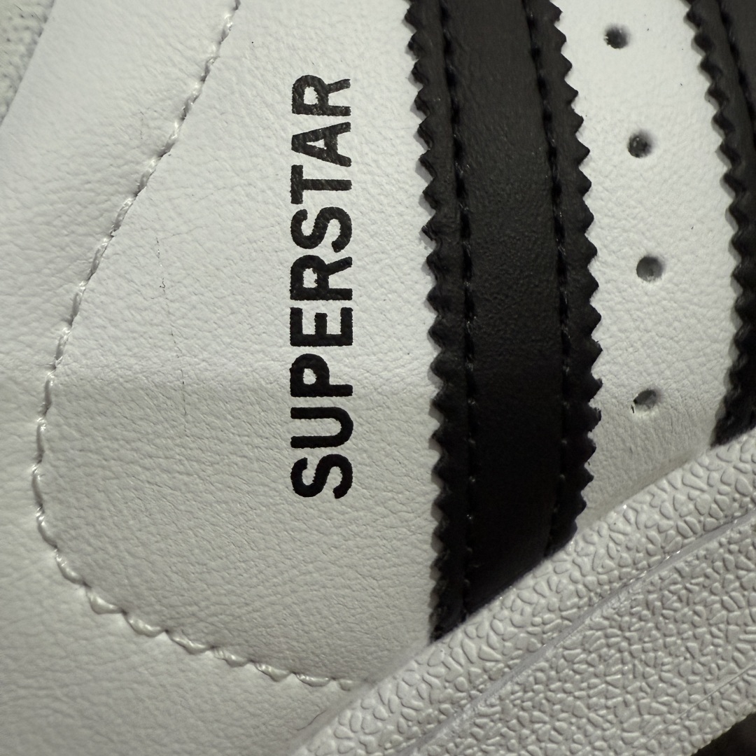 图片[3]-【H11纯原】AD Originals Superstar 经典复古贝壳头板鞋 IH8659 诞生于1969年 是第一双将全皮面鞋 身与橡胶鞋头结合在一起的低帮篮球鞋 Superstar最开始 是作为高帮篮球鞋Pro Model的低帮版本而出现的 但因为其独特和醒目的橡胶鞋头造型而让大家熟知 被大家形象地称为\\\”shelltoe\\\”贝壳头 在70年代的美国职业篮球场上 接近3/4的NBA球员都将这双Superstar作为场上用鞋 80年代之后 经过不断的改良和发展 Superstar逐渐成为横跨时装、音乐、街头文化、休闲和运动等各大领域的时尚潮鞋 尺码：35.5 36 36.5 37 38 38.5 39 40 40.5 41 42 42.5 43 44 44.5 45-选品中心