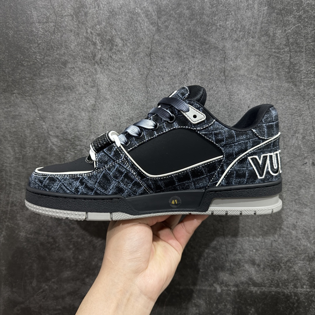 图片[2]-【海淘代购升级版】 现货当天可取 LV Trainer系列高奢运动鞋 新款芯片顶级 潮人必备单品 同步ZP官网空胶工艺 鞋舌、挂饰均镶嵌NFC芯片感应装置 正确胶片断点式设计 中底正确还原原版油印字母比例 1：1原楦格板、楦头、刀磨全新升级！ 独家订制顶级压纹麂皮 原版开模TPU大底 质感原版一致 垫脚聚米微料加透气英伦网布 披靡市场任何版本！细节完美呈现！ 代购指定版本 全新升级最新双盒包装 扫码秒进官网！ 全套包装配件同比原版 尺码： 38-46-选品中心