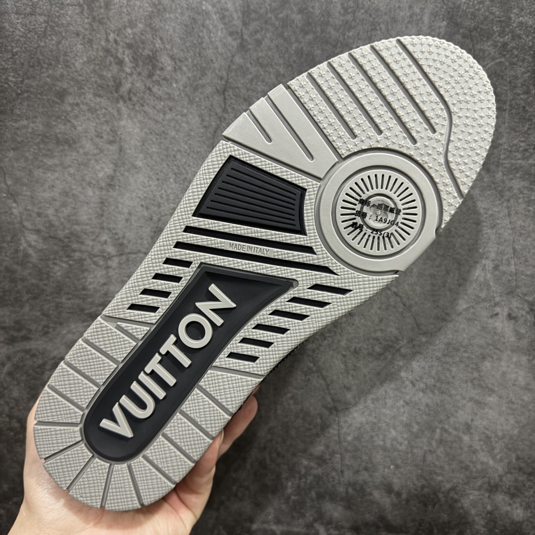 图片[9]-【海淘代购升级版】 现货当天可取 LV Trainer系列高奢运动鞋 新款芯片顶级 潮人必备单品 同步ZP官网空胶工艺 鞋舌、挂饰均镶嵌NFC芯片感应装置 正确胶片断点式设计 中底正确还原原版油印字母比例 1：1原楦格板、楦头、刀磨全新升级！ 独家订制顶级压纹麂皮 原版开模TPU大底 质感原版一致 垫脚聚米微料加透气英伦网布 披靡市场任何版本！细节完美呈现！ 代购指定版本 全新升级最新双盒包装 扫码秒进官网！ 全套包装配件同比原版 尺码： 38-46-选品中心