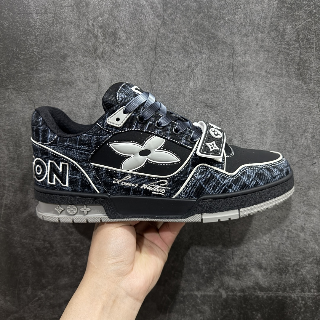 【海淘代购升级版】 现货当天可取 LV Trainer系列高奢运动鞋 新款芯片顶级 潮人必备单品 同步ZP官网空胶工艺 鞋舌、挂饰均镶嵌NFC芯片感应装置 正确胶片断点式设计 中底正确还原原版油印字母比例 1：1原楦格板、楦头、刀磨全新升级！ 独家订制顶级压纹麂皮 原版开模TPU大底 质感原版一致 垫脚聚米微料加透气英伦网布 披靡市场任何版本！细节完美呈现！ 代购指定版本 全新升级最新双盒包装 扫码秒进官网！ 全套包装配件同比原版 尺码： 38-46-选品中心