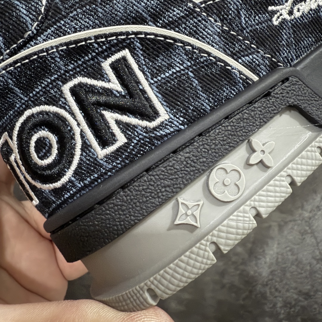 图片[4]-【海淘代购升级版】 现货当天可取 LV Trainer系列高奢运动鞋 新款芯片顶级 潮人必备单品 同步ZP官网空胶工艺 鞋舌、挂饰均镶嵌NFC芯片感应装置 正确胶片断点式设计 中底正确还原原版油印字母比例 1：1原楦格板、楦头、刀磨全新升级！ 独家订制顶级压纹麂皮 原版开模TPU大底 质感原版一致 垫脚聚米微料加透气英伦网布 披靡市场任何版本！细节完美呈现！ 代购指定版本 全新升级最新双盒包装 扫码秒进官网！ 全套包装配件同比原版 尺码： 38-46-选品中心