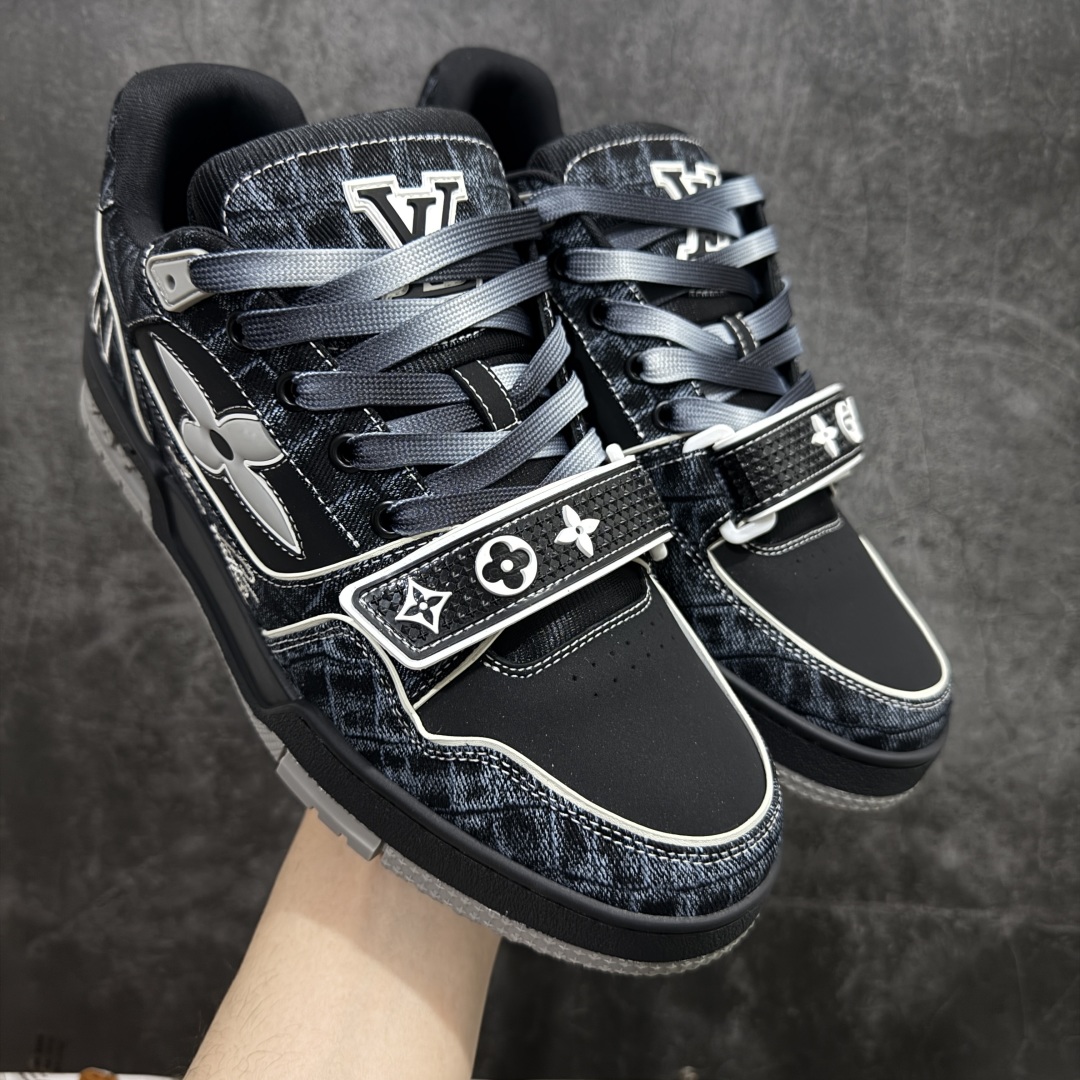 【海淘代购升级版】 现货当天可取 LV Trainer系列高奢运动鞋 新款芯片顶级 潮人必备单品 同步ZP官网空胶工艺 鞋舌、挂饰均镶嵌NFC芯片感应装置 正确胶片断点式设计 中底正确还原原版油印字母比例 1：1原楦格板、楦头、刀磨全新升级！ 独家订制顶级压纹麂皮 原版开模TPU大底 质感原版一致 垫脚聚米微料加透气英伦网布 披靡市场任何版本！细节完美呈现！ 代购指定版本 全新升级最新双盒包装 扫码秒进官网！ 全套包装配件同比原版 尺码： 38-46-选品中心