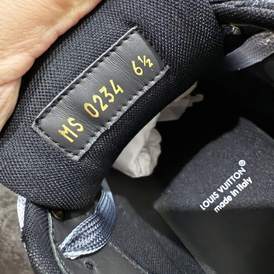 图片[8]-【海淘代购升级版】 现货当天可取 LV Trainer系列高奢运动鞋 新款芯片顶级 潮人必备单品 同步ZP官网空胶工艺 鞋舌、挂饰均镶嵌NFC芯片感应装置 正确胶片断点式设计 中底正确还原原版油印字母比例 1：1原楦格板、楦头、刀磨全新升级！ 独家订制顶级压纹麂皮 原版开模TPU大底 质感原版一致 垫脚聚米微料加透气英伦网布 披靡市场任何版本！细节完美呈现！ 代购指定版本 全新升级最新双盒包装 扫码秒进官网！ 全套包装配件同比原版 尺码： 38-46-选品中心