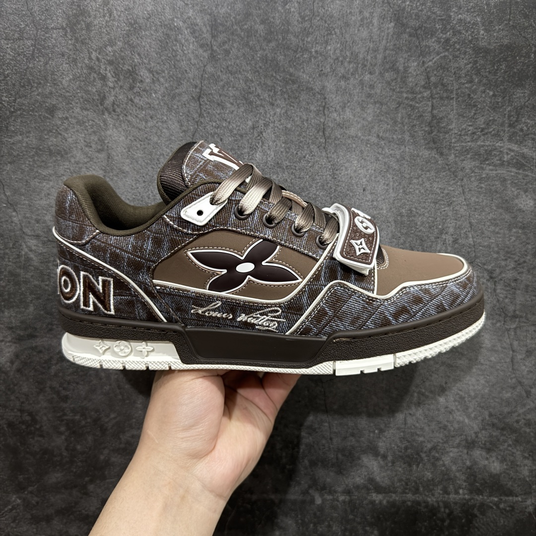 【海淘代购升级版】 现货当天可取 LV Trainer系列高奢运动鞋 新款芯片顶级 潮人必备单品 同步ZP官网空胶工艺 鞋舌、挂饰均镶嵌NFC芯片感应装置 正确胶片断点式设计 中底正确还原原版油印字母比例 1：1原楦格板、楦头、刀磨全新升级！ 独家订制顶级压纹麂皮 原版开模TPU大底 质感原版一致 垫脚聚米微料加透气英伦网布 披靡市场任何版本！细节完美呈现！ 代购指定版本 全新升级最新双盒包装 扫码秒进官网！ 全套包装配件同比原版 尺码： 38-46-选品中心