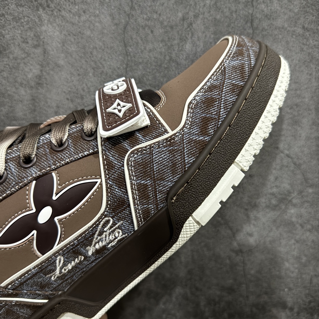 图片[6]-【海淘代购升级版】 现货当天可取 LV Trainer系列高奢运动鞋 新款芯片顶级 潮人必备单品 同步ZP官网空胶工艺 鞋舌、挂饰均镶嵌NFC芯片感应装置 正确胶片断点式设计 中底正确还原原版油印字母比例 1：1原楦格板、楦头、刀磨全新升级！ 独家订制顶级压纹麂皮 原版开模TPU大底 质感原版一致 垫脚聚米微料加透气英伦网布 披靡市场任何版本！细节完美呈现！ 代购指定版本 全新升级最新双盒包装 扫码秒进官网！ 全套包装配件同比原版 尺码： 38-46-选品中心