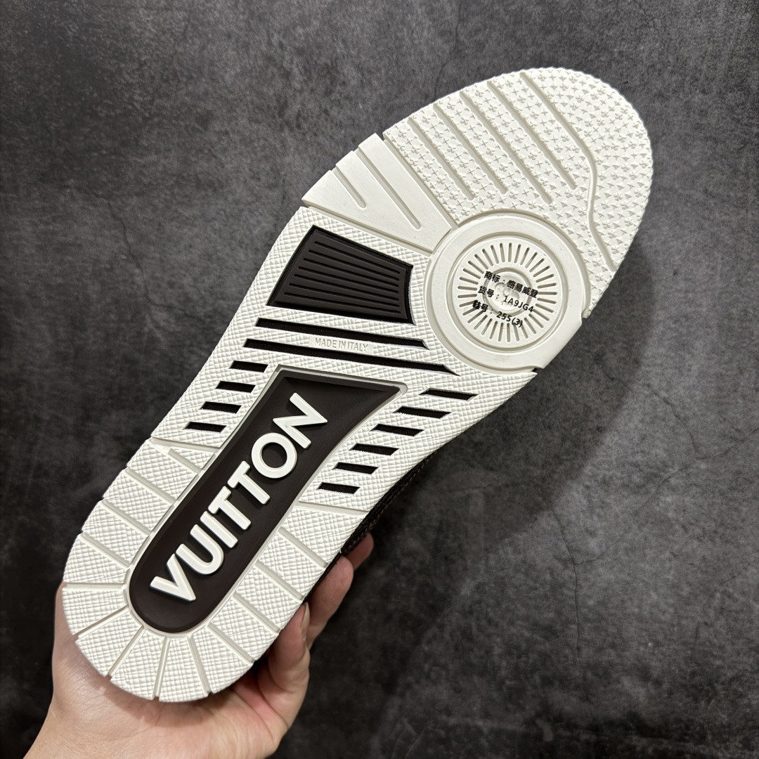 图片[9]-【海淘代购升级版】 现货当天可取 LV Trainer系列高奢运动鞋 新款芯片顶级 潮人必备单品 同步ZP官网空胶工艺 鞋舌、挂饰均镶嵌NFC芯片感应装置 正确胶片断点式设计 中底正确还原原版油印字母比例 1：1原楦格板、楦头、刀磨全新升级！ 独家订制顶级压纹麂皮 原版开模TPU大底 质感原版一致 垫脚聚米微料加透气英伦网布 披靡市场任何版本！细节完美呈现！ 代购指定版本 全新升级最新双盒包装 扫码秒进官网！ 全套包装配件同比原版 尺码： 38-46-选品中心