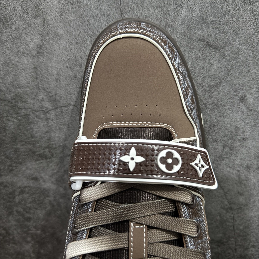 图片[5]-【海淘代购升级版】 现货当天可取 LV Trainer系列高奢运动鞋 新款芯片顶级 潮人必备单品 同步ZP官网空胶工艺 鞋舌、挂饰均镶嵌NFC芯片感应装置 正确胶片断点式设计 中底正确还原原版油印字母比例 1：1原楦格板、楦头、刀磨全新升级！ 独家订制顶级压纹麂皮 原版开模TPU大底 质感原版一致 垫脚聚米微料加透气英伦网布 披靡市场任何版本！细节完美呈现！ 代购指定版本 全新升级最新双盒包装 扫码秒进官网！ 全套包装配件同比原版 尺码： 38-46-选品中心