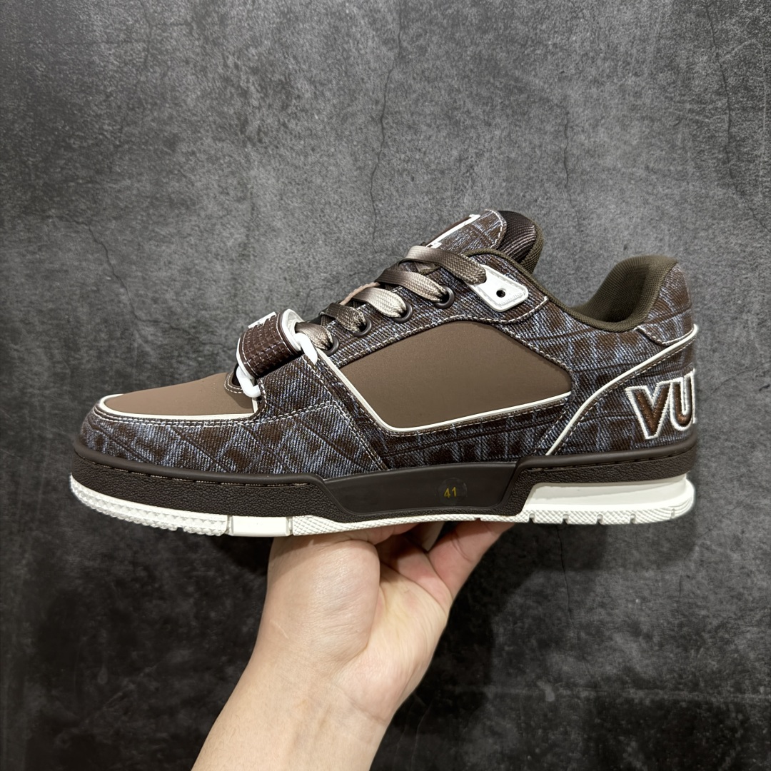 图片[2]-【海淘代购升级版】 现货当天可取 LV Trainer系列高奢运动鞋 新款芯片顶级 潮人必备单品 同步ZP官网空胶工艺 鞋舌、挂饰均镶嵌NFC芯片感应装置 正确胶片断点式设计 中底正确还原原版油印字母比例 1：1原楦格板、楦头、刀磨全新升级！ 独家订制顶级压纹麂皮 原版开模TPU大底 质感原版一致 垫脚聚米微料加透气英伦网布 披靡市场任何版本！细节完美呈现！ 代购指定版本 全新升级最新双盒包装 扫码秒进官网！ 全套包装配件同比原版 尺码： 38-46-选品中心