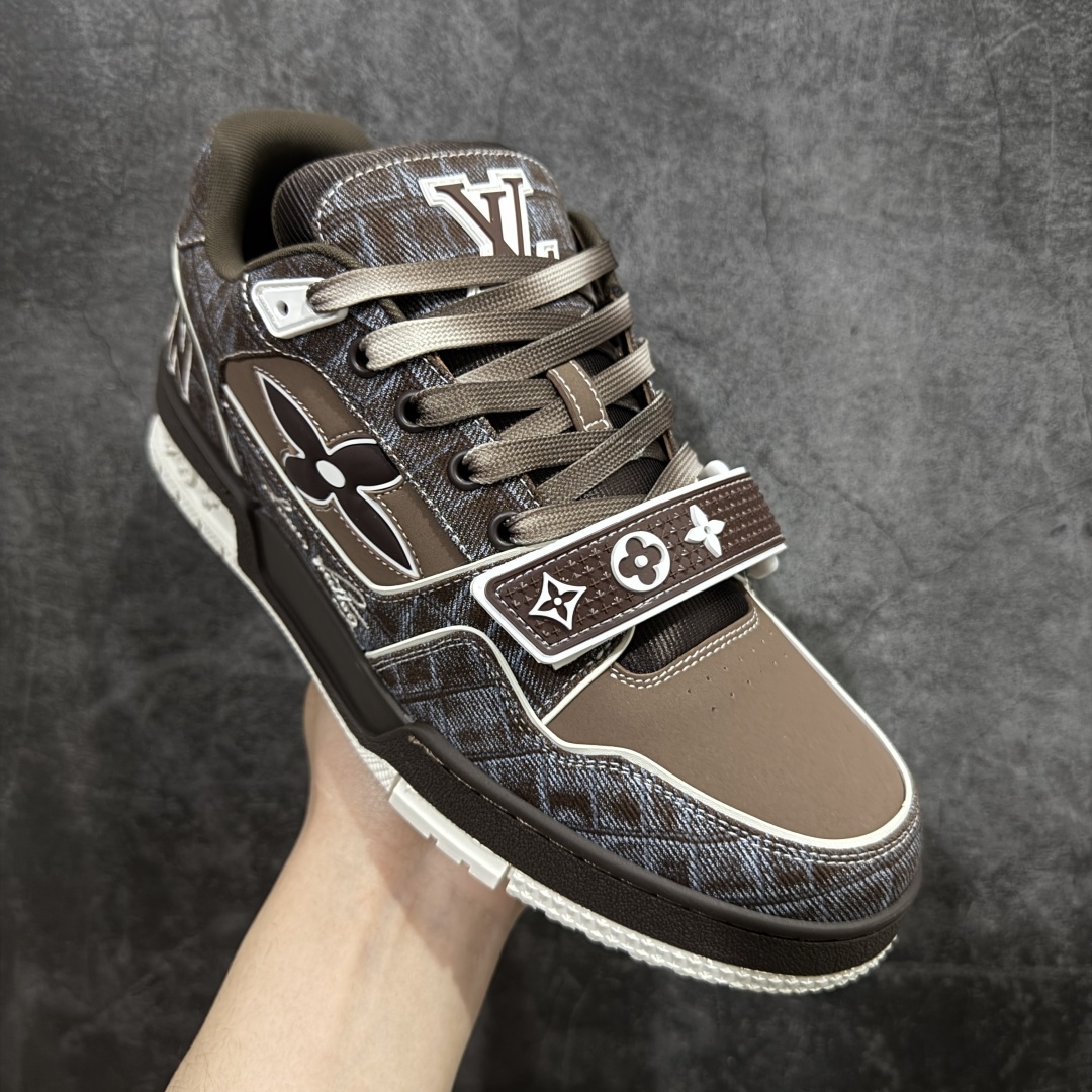 图片[3]-【海淘代购升级版】 现货当天可取 LV Trainer系列高奢运动鞋 新款芯片顶级 潮人必备单品 同步ZP官网空胶工艺 鞋舌、挂饰均镶嵌NFC芯片感应装置 正确胶片断点式设计 中底正确还原原版油印字母比例 1：1原楦格板、楦头、刀磨全新升级！ 独家订制顶级压纹麂皮 原版开模TPU大底 质感原版一致 垫脚聚米微料加透气英伦网布 披靡市场任何版本！细节完美呈现！ 代购指定版本 全新升级最新双盒包装 扫码秒进官网！ 全套包装配件同比原版 尺码： 38-46-选品中心