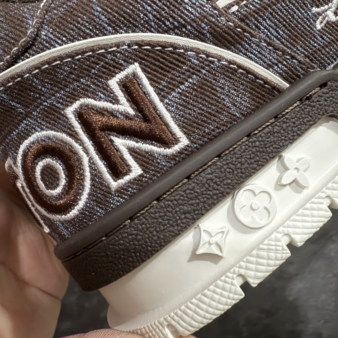 图片[4]-【海淘代购升级版】 现货当天可取 LV Trainer系列高奢运动鞋 新款芯片顶级 潮人必备单品 同步ZP官网空胶工艺 鞋舌、挂饰均镶嵌NFC芯片感应装置 正确胶片断点式设计 中底正确还原原版油印字母比例 1：1原楦格板、楦头、刀磨全新升级！ 独家订制顶级压纹麂皮 原版开模TPU大底 质感原版一致 垫脚聚米微料加透气英伦网布 披靡市场任何版本！细节完美呈现！ 代购指定版本 全新升级最新双盒包装 扫码秒进官网！ 全套包装配件同比原版 尺码： 38-46-选品中心