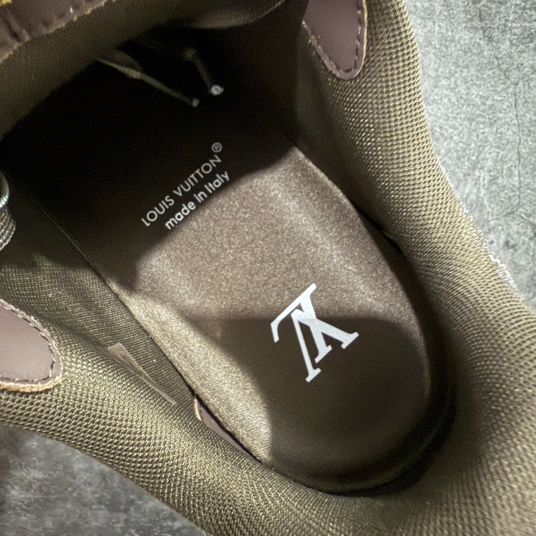 图片[9]-【海淘代购升级版】 现货当天可取 LV Trainer系列高奢运动鞋 新款芯片顶级 潮人必备单品 同步ZP官网空胶工艺 鞋舌、挂饰均镶嵌NFC芯片感应装置 正确胶片断点式设计 中底正确还原原版油印字母比例 1：1原楦格板、楦头、刀磨全新升级！ 独家订制顶级压纹麂皮 原版开模TPU大底 质感原版一致 垫脚聚米微料加透气英伦网布 披靡市场任何版本！细节完美呈现！ 代购指定版本 全新升级最新双盒包装 扫码秒进官网！ 全套包装配件同比原版 尺码： 38-46-选品中心