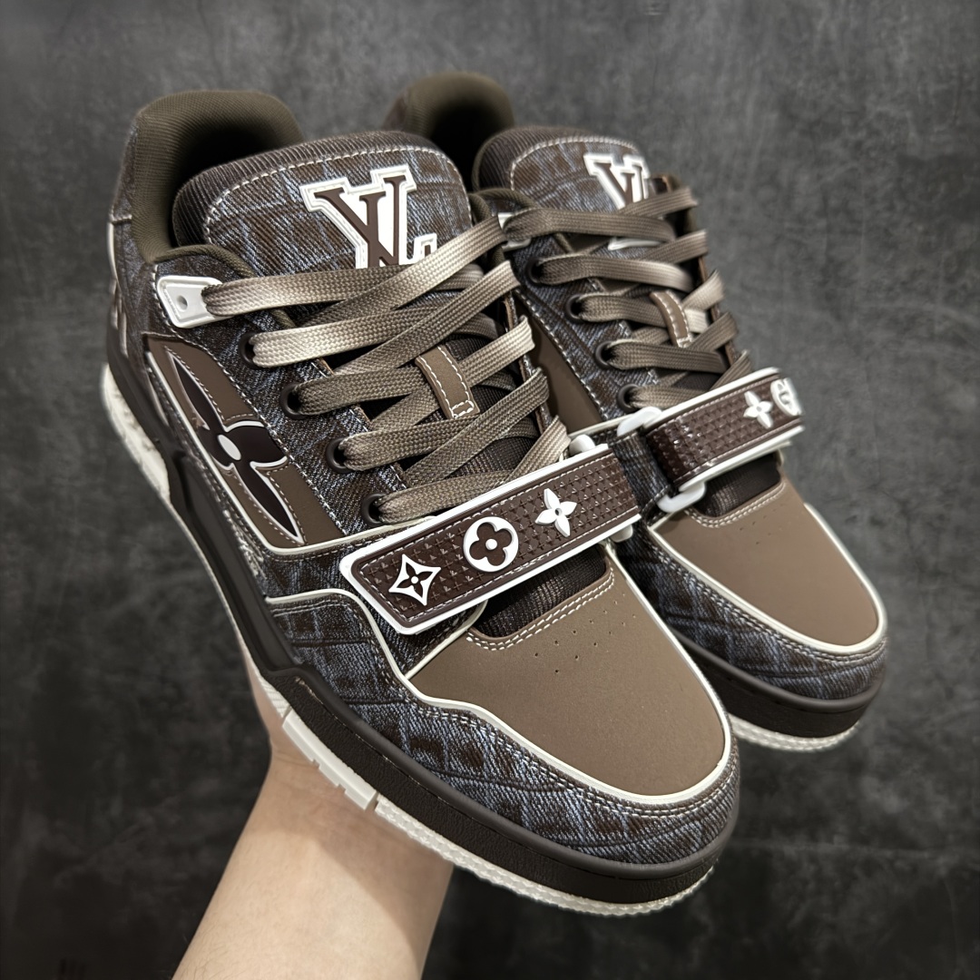 【海淘代购升级版】 现货当天可取 LV Trainer系列高奢运动鞋 新款芯片顶级 潮人必备单品 同步ZP官网空胶工艺 鞋舌、挂饰均镶嵌NFC芯片感应装置 正确胶片断点式设计 中底正确还原原版油印字母比例 1：1原楦格板、楦头、刀磨全新升级！ 独家订制顶级压纹麂皮 原版开模TPU大底 质感原版一致 垫脚聚米微料加透气英伦网布 披靡市场任何版本！细节完美呈现！ 代购指定版本 全新升级最新双盒包装 扫码秒进官网！ 全套包装配件同比原版 尺码： 38-46-选品中心