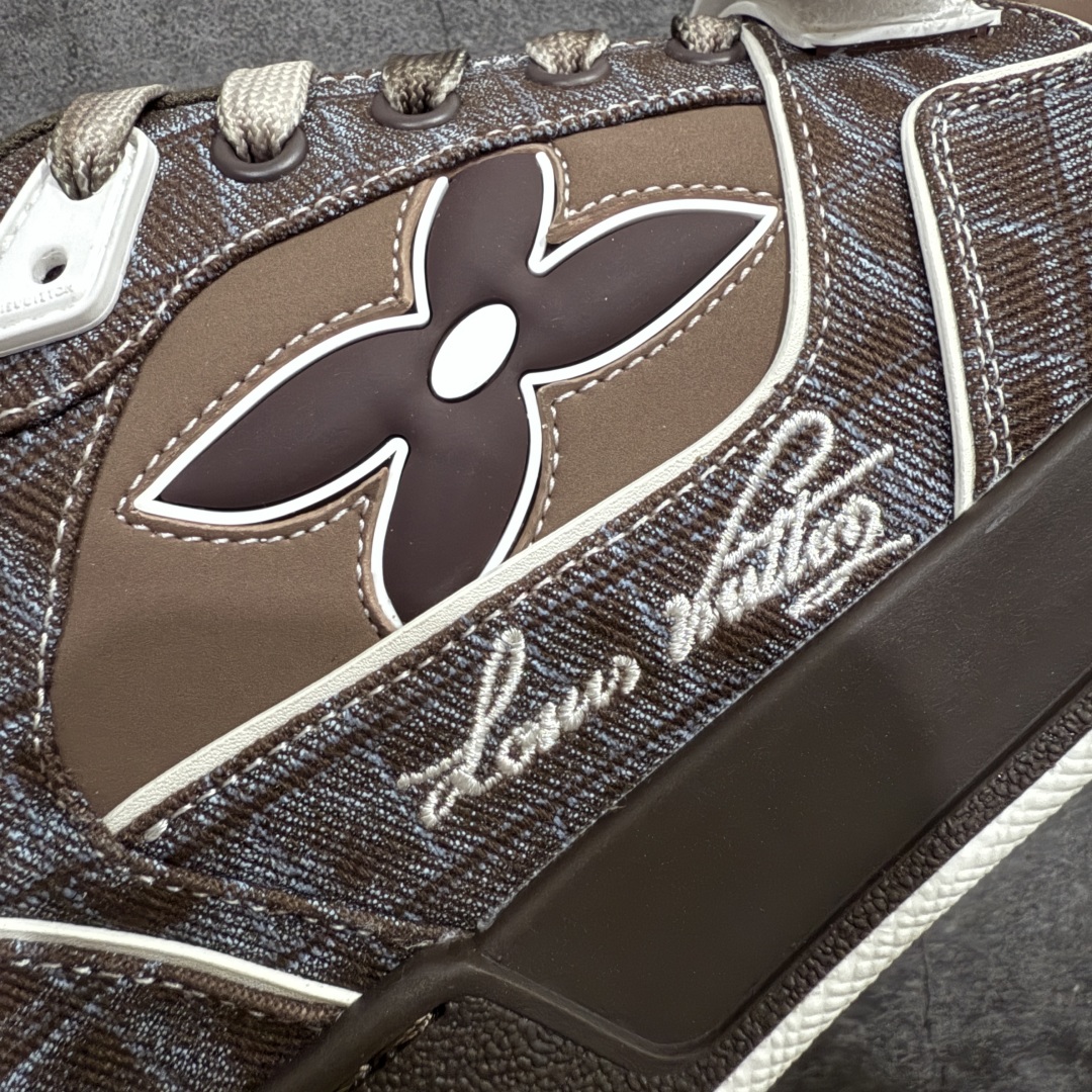 图片[3]-【海淘代购升级版】 现货当天可取 LV Trainer系列高奢运动鞋 新款芯片顶级 潮人必备单品 同步ZP官网空胶工艺 鞋舌、挂饰均镶嵌NFC芯片感应装置 正确胶片断点式设计 中底正确还原原版油印字母比例 1：1原楦格板、楦头、刀磨全新升级！ 独家订制顶级压纹麂皮 原版开模TPU大底 质感原版一致 垫脚聚米微料加透气英伦网布 披靡市场任何版本！细节完美呈现！ 代购指定版本 全新升级最新双盒包装 扫码秒进官网！ 全套包装配件同比原版 尺码： 38-46-选品中心