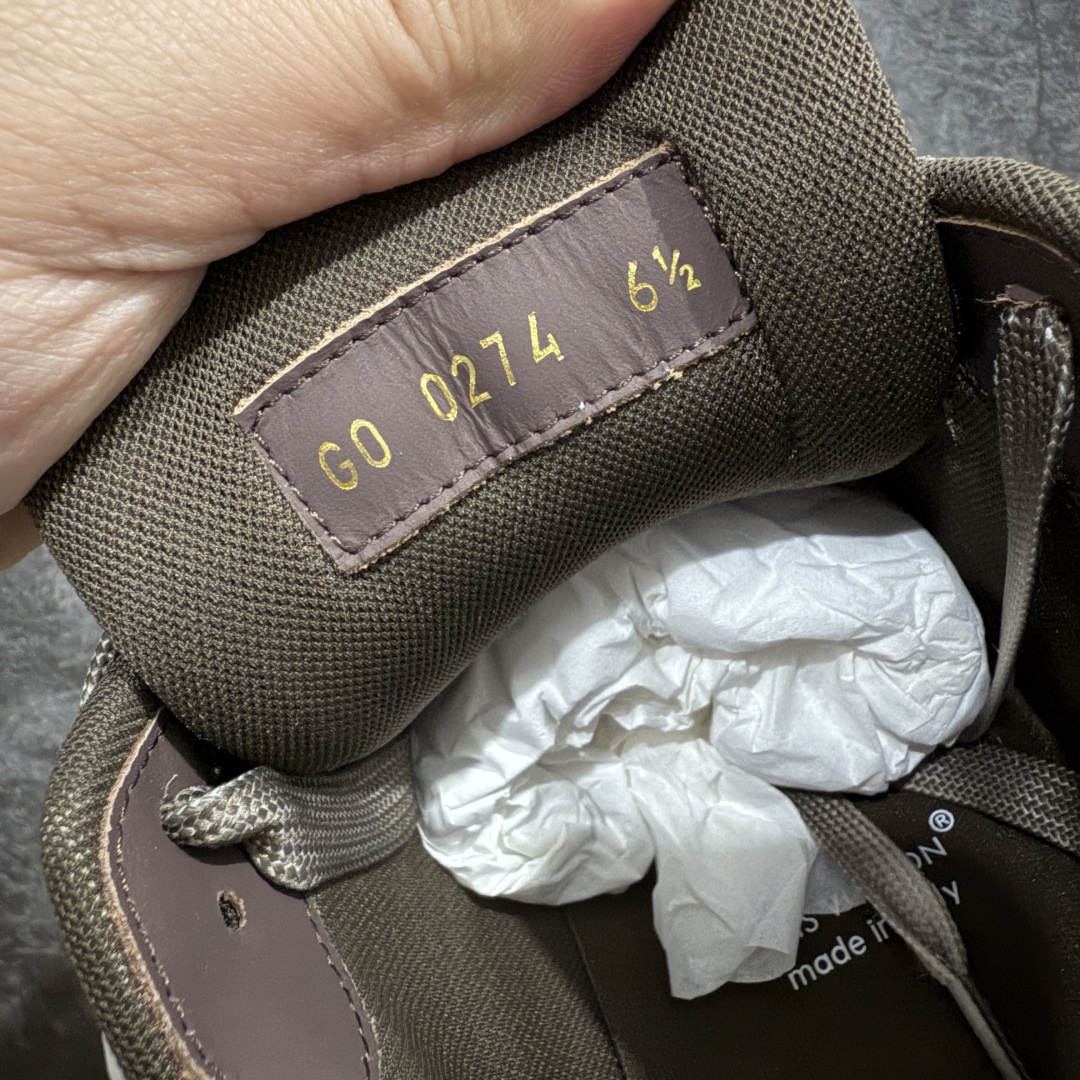 图片[8]-【海淘代购升级版】 现货当天可取 LV Trainer系列高奢运动鞋 新款芯片顶级 潮人必备单品 同步ZP官网空胶工艺 鞋舌、挂饰均镶嵌NFC芯片感应装置 正确胶片断点式设计 中底正确还原原版油印字母比例 1：1原楦格板、楦头、刀磨全新升级！ 独家订制顶级压纹麂皮 原版开模TPU大底 质感原版一致 垫脚聚米微料加透气英伦网布 披靡市场任何版本！细节完美呈现！ 代购指定版本 全新升级最新双盒包装 扫码秒进官网！ 全套包装配件同比原版 尺码： 38-46-选品中心