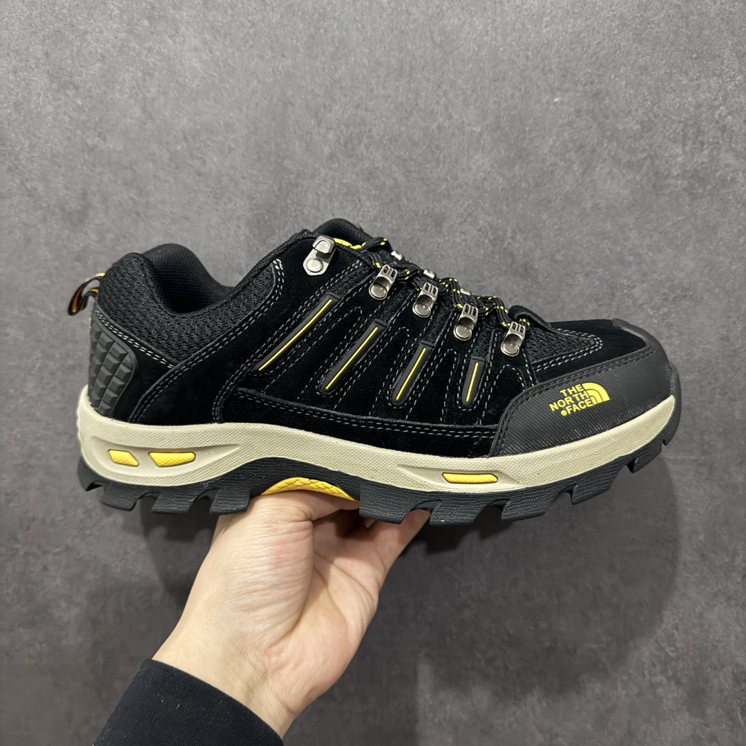 【公司级】The North Face 北面 乐斯菲斯户外运动休闲登山鞋越野徒步鞋 #广东大厂品质 面料采用进口磨砂牛皮 鞋底采用Vibram黄金大底 专门为鞋底设计的橡胶以出色的耐磨性 良好的防滑性或得不少户外运动爱好者的喜欢 专业户外登山品牌（北面）The North Face自1966年创立，由两位热爱登山徒步的年轻登山者于美西旧金山开创，不断透过研发与创新，并且将最先进的技术结合在服装与鞋款设计，生产多种外型帅气且专业能力非常强的户外运动装备而备受欢迎。 尺码：39-45（运动鞋码）-选品中心