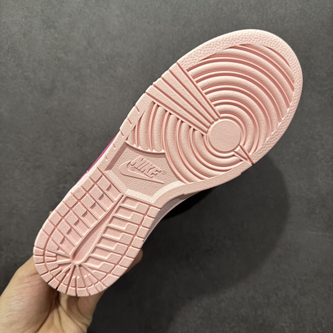 图片[9]-【福利版】Nike Dunk Low \\\”Triple Pink\\\” 耐克 SB 低帮 淡粉色 鞋面整体采用皮革材质打造，配色方面选用大面积淡粉色呈现，少女心十足！此外鞋身侧面的Swoossh Logo则使用亮粉色点缀，使鞋身整体更加亮眼，鞋带、鞋舌以及内衬等均采用淡粉色设计，鞋舌Nike Swoosh Logoz及后跟Nike字样辅以大红色点缀，颜值还是非常在线的，鞋底也同样采用粉色中底和外底设计，与鞋面配色相呼应。 货号：DH9765-600 尺码：36 36.5 37.5 38 38.5 39 40 40.5 41 42 42.5 43 44 44.5 45 46-选品中心
