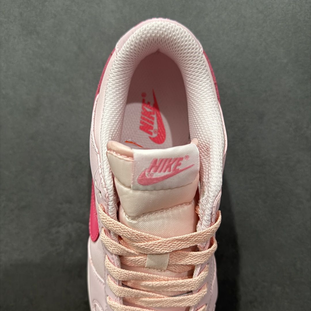 图片[7]-【福利版】Nike Dunk Low \\\”Triple Pink\\\” 耐克 SB 低帮 淡粉色 鞋面整体采用皮革材质打造，配色方面选用大面积淡粉色呈现，少女心十足！此外鞋身侧面的Swoossh Logo则使用亮粉色点缀，使鞋身整体更加亮眼，鞋带、鞋舌以及内衬等均采用淡粉色设计，鞋舌Nike Swoosh Logoz及后跟Nike字样辅以大红色点缀，颜值还是非常在线的，鞋底也同样采用粉色中底和外底设计，与鞋面配色相呼应。 货号：DH9765-600 尺码：36 36.5 37.5 38 38.5 39 40 40.5 41 42 42.5 43 44 44.5 45 46-选品中心