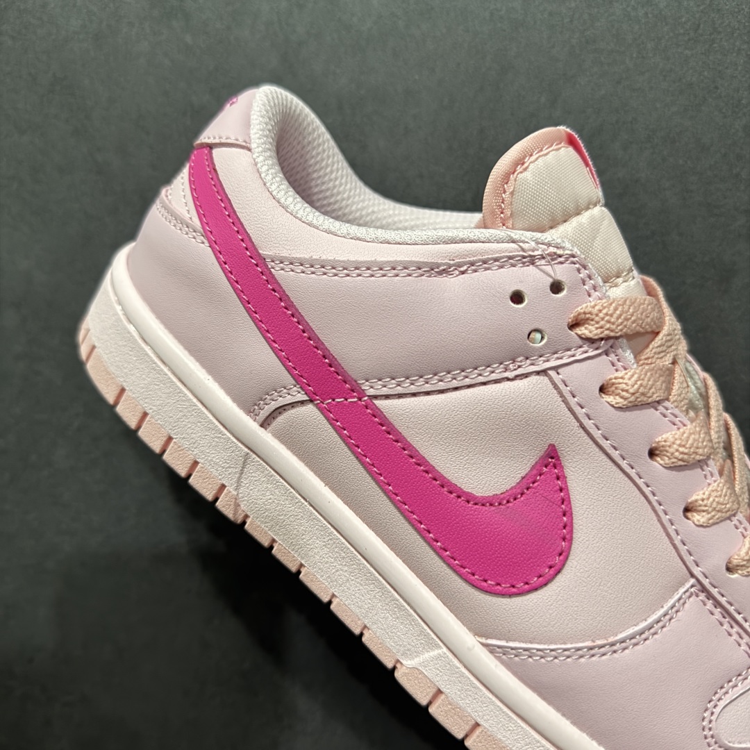 图片[6]-【福利版】Nike Dunk Low \\\”Triple Pink\\\” 耐克 SB 低帮 淡粉色 鞋面整体采用皮革材质打造，配色方面选用大面积淡粉色呈现，少女心十足！此外鞋身侧面的Swoossh Logo则使用亮粉色点缀，使鞋身整体更加亮眼，鞋带、鞋舌以及内衬等均采用淡粉色设计，鞋舌Nike Swoosh Logoz及后跟Nike字样辅以大红色点缀，颜值还是非常在线的，鞋底也同样采用粉色中底和外底设计，与鞋面配色相呼应。 货号：DH9765-600 尺码：36 36.5 37.5 38 38.5 39 40 40.5 41 42 42.5 43 44 44.5 45 46-选品中心