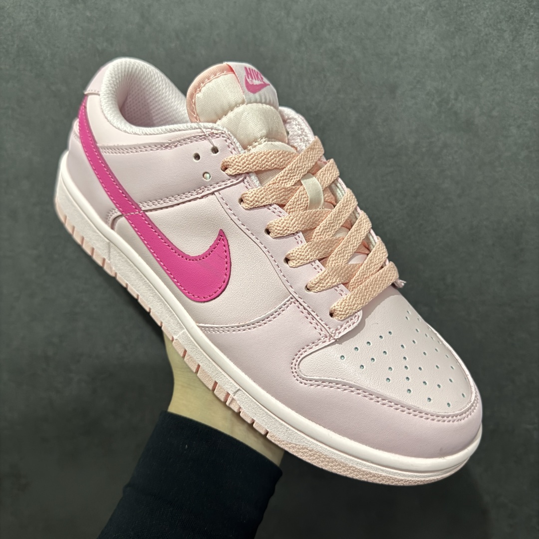 图片[3]-【福利版】Nike Dunk Low \\\”Triple Pink\\\” 耐克 SB 低帮 淡粉色 鞋面整体采用皮革材质打造，配色方面选用大面积淡粉色呈现，少女心十足！此外鞋身侧面的Swoossh Logo则使用亮粉色点缀，使鞋身整体更加亮眼，鞋带、鞋舌以及内衬等均采用淡粉色设计，鞋舌Nike Swoosh Logoz及后跟Nike字样辅以大红色点缀，颜值还是非常在线的，鞋底也同样采用粉色中底和外底设计，与鞋面配色相呼应。 货号：DH9765-600 尺码：36 36.5 37.5 38 38.5 39 40 40.5 41 42 42.5 43 44 44.5 45 46-选品中心