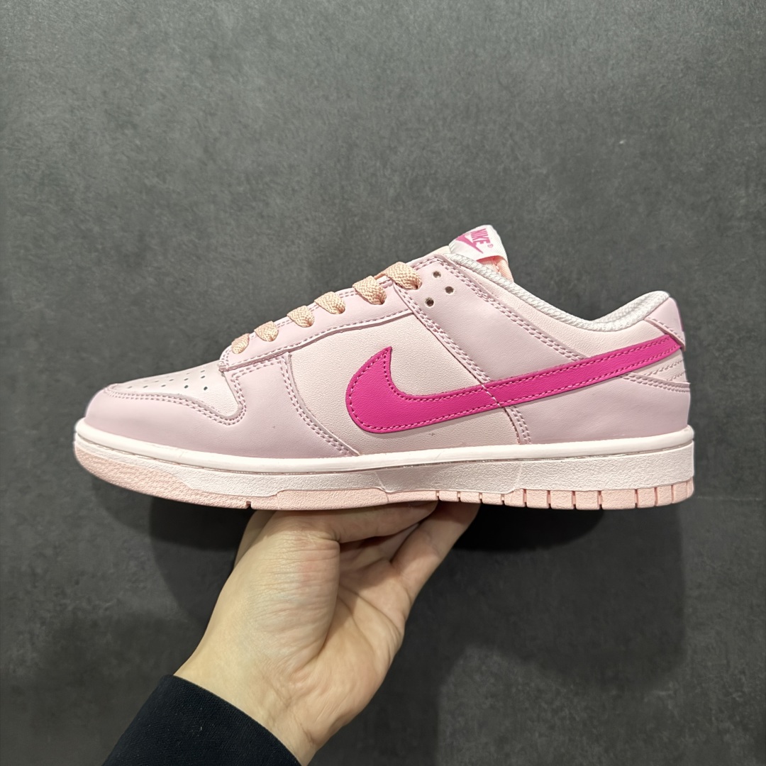 图片[2]-【福利版】Nike Dunk Low \\\”Triple Pink\\\” 耐克 SB 低帮 淡粉色 鞋面整体采用皮革材质打造，配色方面选用大面积淡粉色呈现，少女心十足！此外鞋身侧面的Swoossh Logo则使用亮粉色点缀，使鞋身整体更加亮眼，鞋带、鞋舌以及内衬等均采用淡粉色设计，鞋舌Nike Swoosh Logoz及后跟Nike字样辅以大红色点缀，颜值还是非常在线的，鞋底也同样采用粉色中底和外底设计，与鞋面配色相呼应。 货号：DH9765-600 尺码：36 36.5 37.5 38 38.5 39 40 40.5 41 42 42.5 43 44 44.5 45 46-选品中心