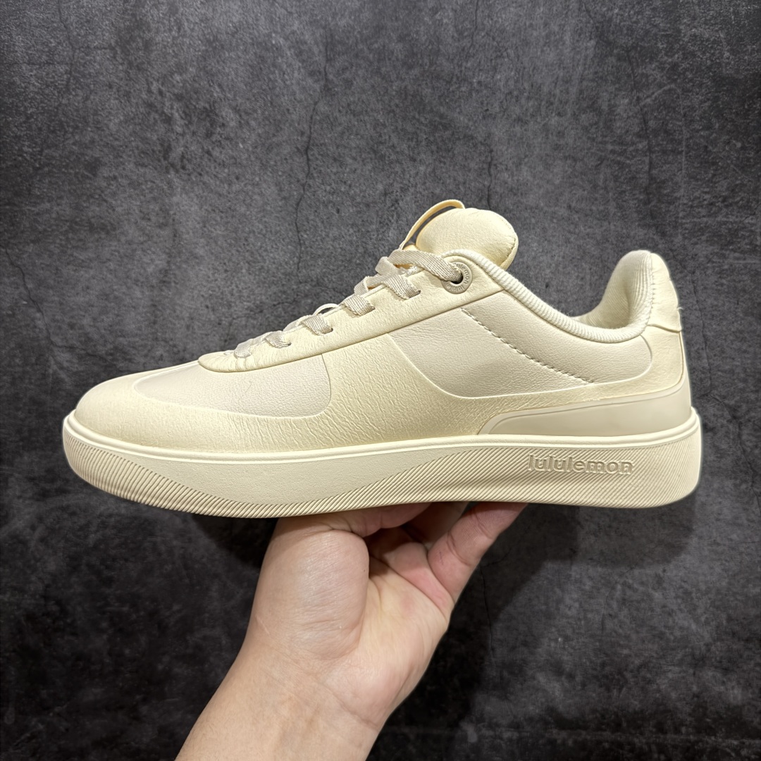 图片[2]-【PB纯原】lululemon Cityverse 露露乐檬极简主义减震耐磨低帮生活休闲鞋 Cityverse将运动性能融入经典休闲鞋中，中底提供出色缓震，并贴合足部曲线，带来全天候的舒适感。鞋面采用两种材质拼接，且前半部分采用热熔压胶处理，无任何缝线，保留了鞋身整体性。模制泡沫的鞋垫带来上乘的脚感，在平日休闲穿着时不会磨脚，也能提供轻质软弹的效果。25年来，lululemon一直秉持“感受为先”的设计理念，并相信更好的感受带来更好的表现。此次男鞋的设计亦是如此。投入多年研究，针对男性在不同运动场景中的脚步形态设计了不同鞋履款式。同时，还进行了生物力学与形态学研究，为“他”带来更好的贴合度和感受。尺码：36 36.5 37.5 38 38.5 39 40 40.5 41 42 42.5 43 44-选品中心