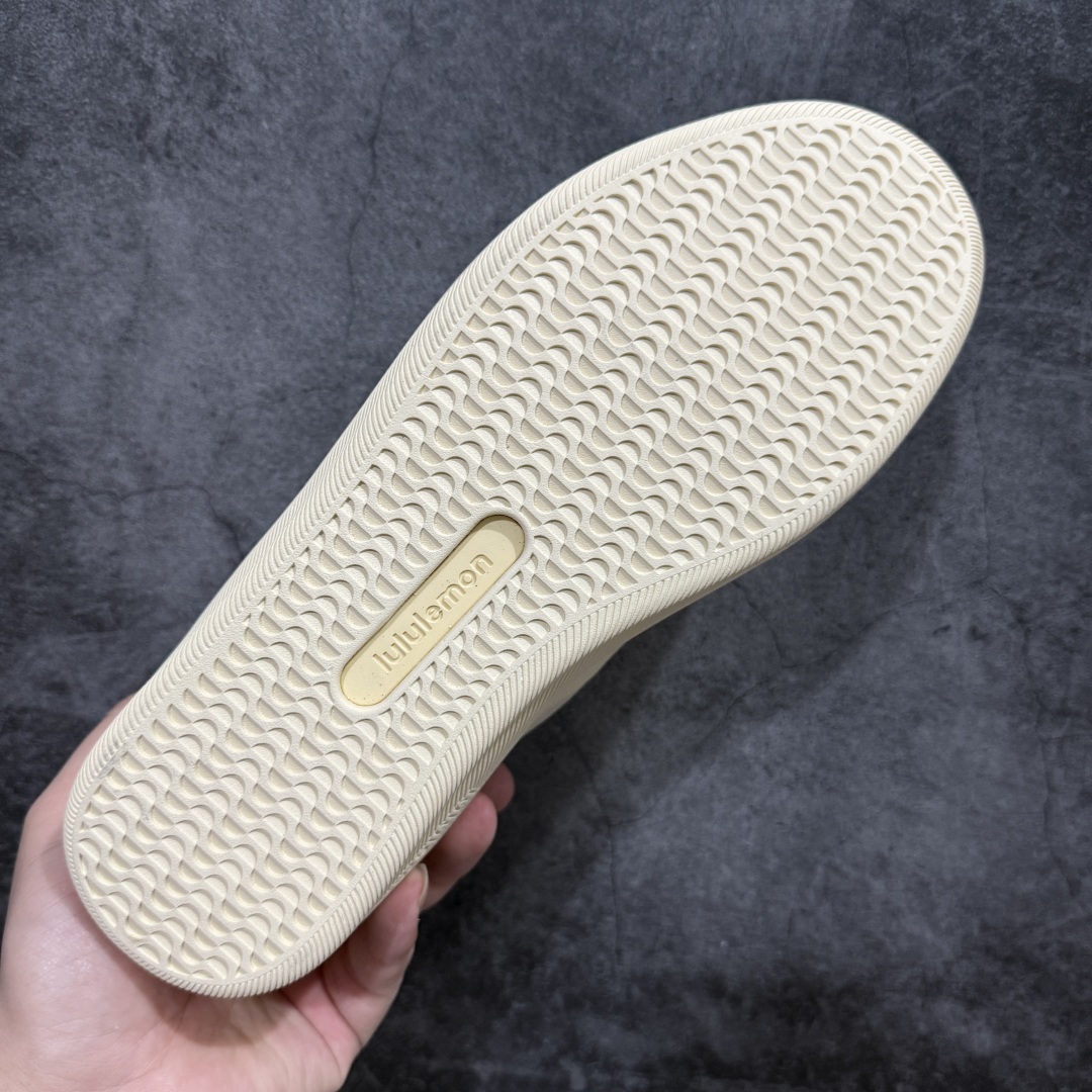 图片[9]-【PB纯原】lululemon Cityverse 露露乐檬极简主义减震耐磨低帮生活休闲鞋 Cityverse将运动性能融入经典休闲鞋中，中底提供出色缓震，并贴合足部曲线，带来全天候的舒适感。鞋面采用两种材质拼接，且前半部分采用热熔压胶处理，无任何缝线，保留了鞋身整体性。模制泡沫的鞋垫带来上乘的脚感，在平日休闲穿着时不会磨脚，也能提供轻质软弹的效果。25年来，lululemon一直秉持“感受为先”的设计理念，并相信更好的感受带来更好的表现。此次男鞋的设计亦是如此。投入多年研究，针对男性在不同运动场景中的脚步形态设计了不同鞋履款式。同时，还进行了生物力学与形态学研究，为“他”带来更好的贴合度和感受。尺码：36 36.5 37.5 38 38.5 39 40 40.5 41 42 42.5 43 44-选品中心