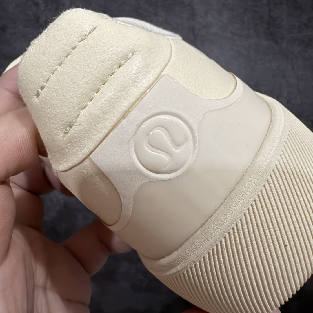 【PB纯原】lululemon Cityverse 露露乐檬极简主义减震耐磨低帮生活休闲鞋 Cityverse将运动性能融入经典休闲鞋中,中底提供出色缓震,并贴合足部曲线,带来全天候的舒适感。鞋面采用两种材质拼接,且前半部分采用热熔压胶处理,无任何缝线,保留了鞋身整体性。模制泡沫的鞋垫带来上乘的脚感,在平日休闲穿着时不会磨脚,也能提供轻质软弹的效果。25年来,lululemon一直秉持“感受为先”的设计理念,并相信更好的感受带来更好的表现。此次男鞋的设计亦是如此。投入多年研究,针对男性在不同运动场景中的脚步形态设计了不同鞋履款式。同时,还进行了生物力学与形态学研究,为“他”带来更好的贴合度和感受。尺码:36 36.5 37.5 38 38.5 39 40 40.5 41 42 42.5 43 44-选品中心