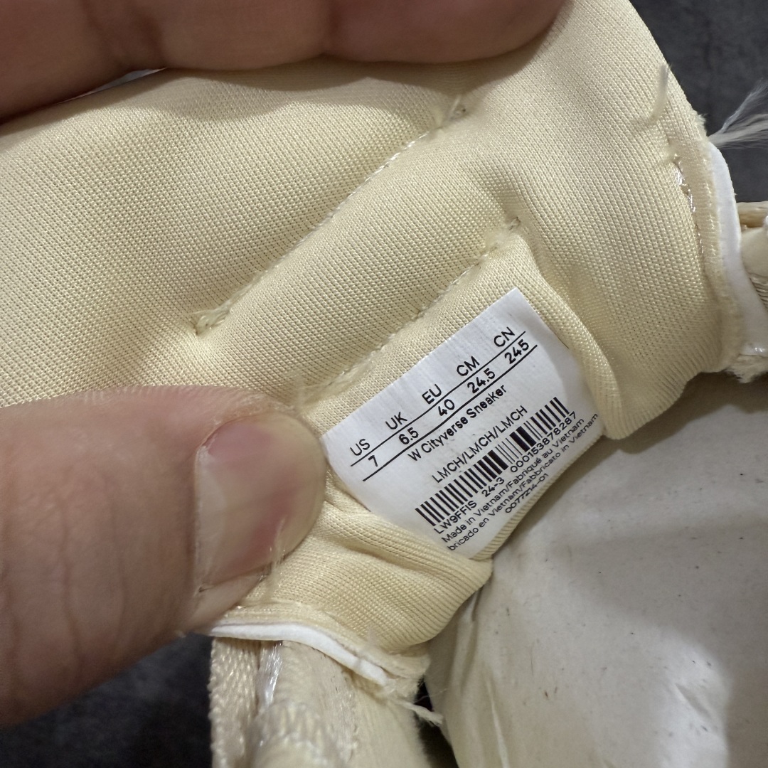 图片[5]-【PB纯原】lululemon Cityverse 露露乐檬极简主义减震耐磨低帮生活休闲鞋 Cityverse将运动性能融入经典休闲鞋中，中底提供出色缓震，并贴合足部曲线，带来全天候的舒适感。鞋面采用两种材质拼接，且前半部分采用热熔压胶处理，无任何缝线，保留了鞋身整体性。模制泡沫的鞋垫带来上乘的脚感，在平日休闲穿着时不会磨脚，也能提供轻质软弹的效果。25年来，lululemon一直秉持“感受为先”的设计理念，并相信更好的感受带来更好的表现。此次男鞋的设计亦是如此。投入多年研究，针对男性在不同运动场景中的脚步形态设计了不同鞋履款式。同时，还进行了生物力学与形态学研究，为“他”带来更好的贴合度和感受。尺码：36 36.5 37.5 38 38.5 39 40 40.5 41 42 42.5 43 44-选品中心