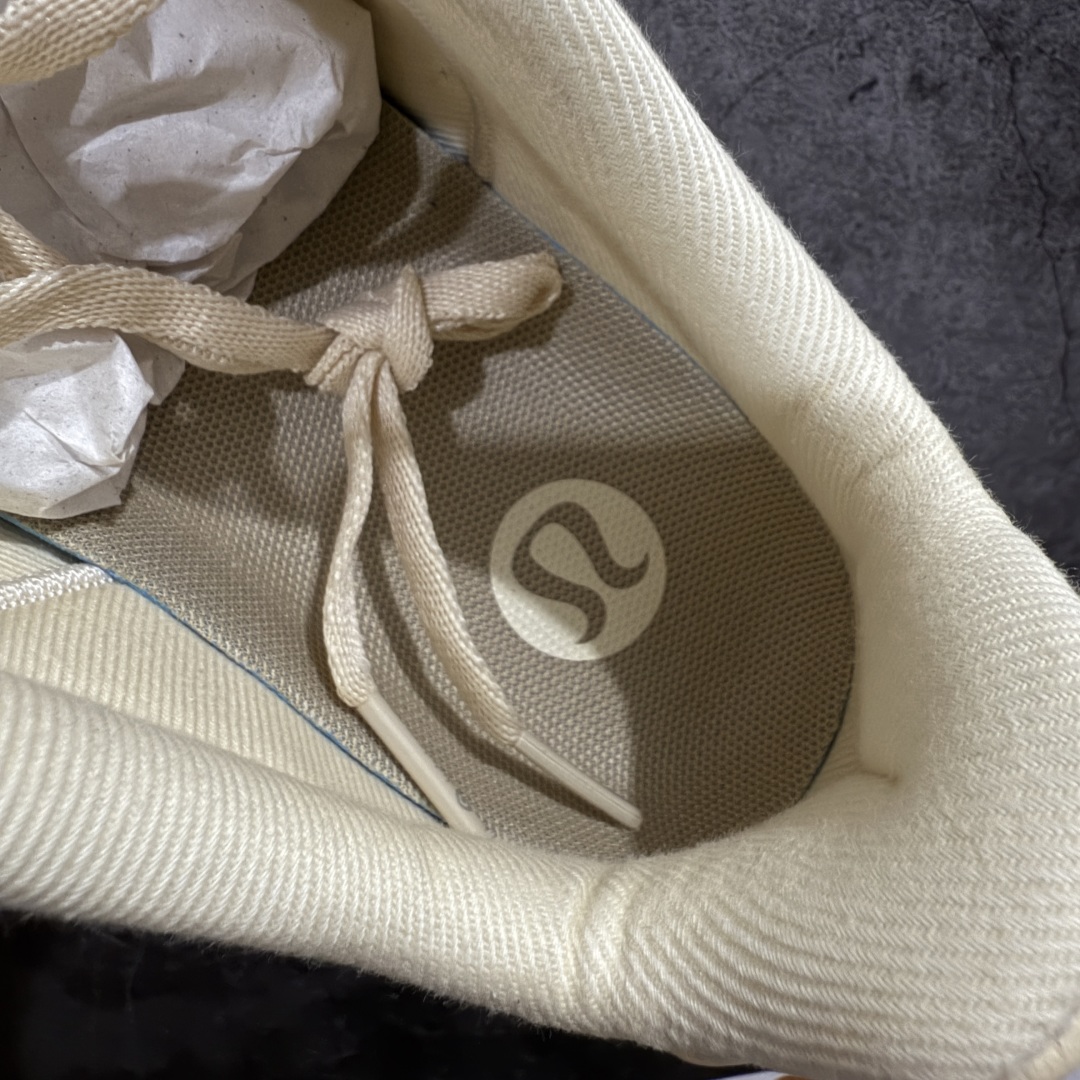 图片[6]-【PB纯原】lululemon Cityverse 露露乐檬极简主义减震耐磨低帮生活休闲鞋 Cityverse将运动性能融入经典休闲鞋中，中底提供出色缓震，并贴合足部曲线，带来全天候的舒适感。鞋面采用两种材质拼接，且前半部分采用热熔压胶处理，无任何缝线，保留了鞋身整体性。模制泡沫的鞋垫带来上乘的脚感，在平日休闲穿着时不会磨脚，也能提供轻质软弹的效果。25年来，lululemon一直秉持“感受为先”的设计理念，并相信更好的感受带来更好的表现。此次男鞋的设计亦是如此。投入多年研究，针对男性在不同运动场景中的脚步形态设计了不同鞋履款式。同时，还进行了生物力学与形态学研究，为“他”带来更好的贴合度和感受。尺码：36 36.5 37.5 38 38.5 39 40 40.5 41 42 42.5 43 44-选品中心