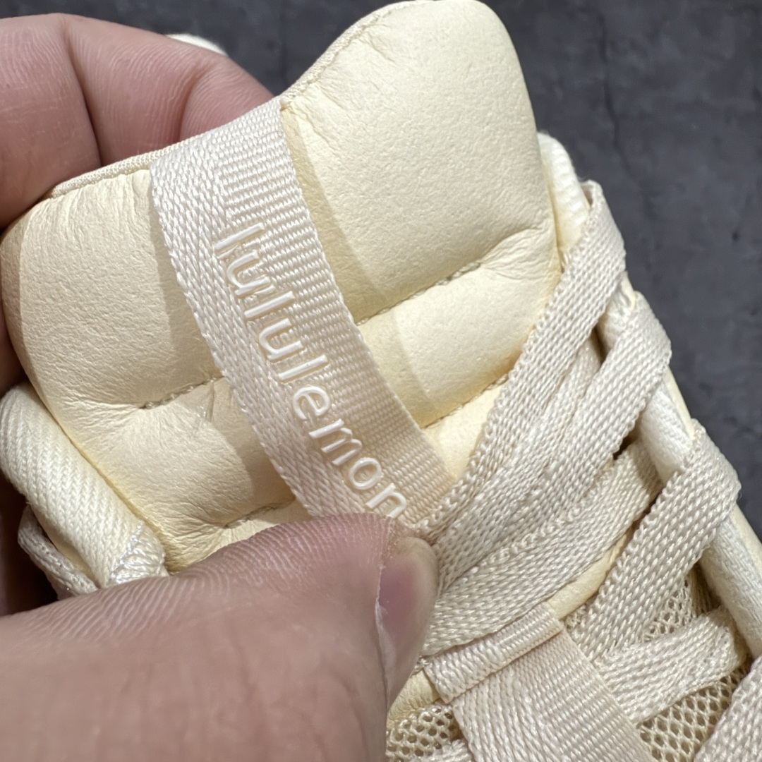 图片[4]-【PB纯原】lululemon Cityverse 露露乐檬极简主义减震耐磨低帮生活休闲鞋 Cityverse将运动性能融入经典休闲鞋中，中底提供出色缓震，并贴合足部曲线，带来全天候的舒适感。鞋面采用两种材质拼接，且前半部分采用热熔压胶处理，无任何缝线，保留了鞋身整体性。模制泡沫的鞋垫带来上乘的脚感，在平日休闲穿着时不会磨脚，也能提供轻质软弹的效果。25年来，lululemon一直秉持“感受为先”的设计理念，并相信更好的感受带来更好的表现。此次男鞋的设计亦是如此。投入多年研究，针对男性在不同运动场景中的脚步形态设计了不同鞋履款式。同时，还进行了生物力学与形态学研究，为“他”带来更好的贴合度和感受。尺码：36 36.5 37.5 38 38.5 39 40 40.5 41 42 42.5 43 44-选品中心