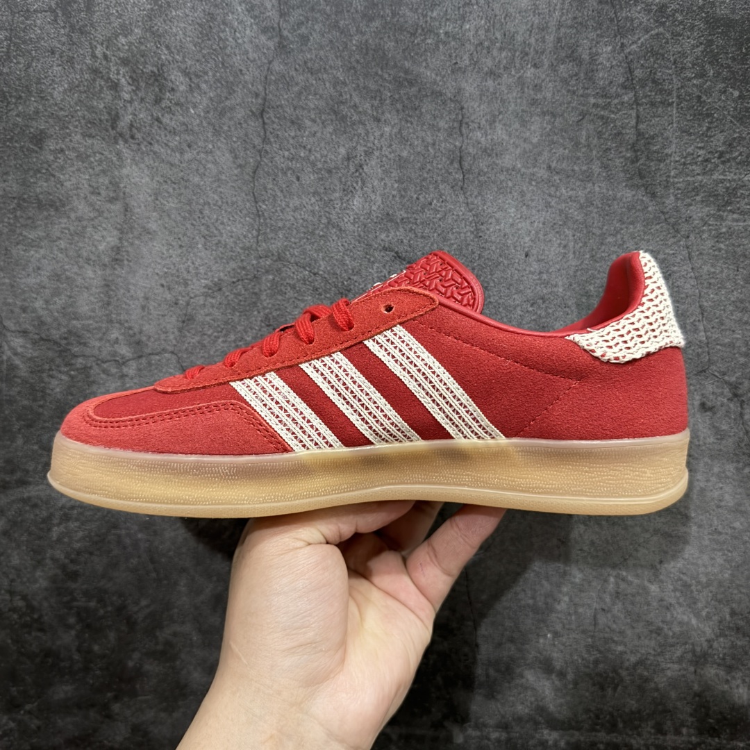 图片[2]-【渠道纯原版】AD Gazelle Indoor Trainers 羚羊内训系列低帮复古百搭休闲运动德训风板鞋 红白JI2756 市场最高版本 完美还原zp细节，注意区别市场任何版本，完全不是一路货色‼️ 全鞋原材料打造，无任何色差，正确鞋型，后跟港宝材料定型，正确微透生胶大底，反口内里头层细腻小牛皮，纸板中底 鞋垫背胶，侧面正确烫金压印字母，所有细节完美还原‼️ 尺码：35 36 36.5 37 38 38.5 39 40 40.5 41 42 42.5 43 44 44.5 45-选品中心