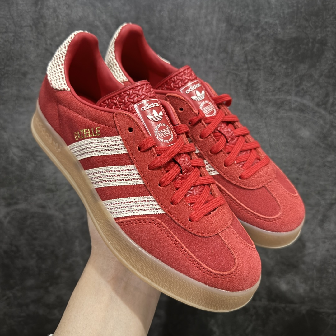 【渠道纯原版】AD Gazelle Indoor Trainers 羚羊内训系列低帮复古百搭休闲运动德训风板鞋 红白JI2756 市场最高版本 完美还原zp细节,注意区别市场任何版本,完全不是一路货色‼️ 全鞋原材料打造,无任何色差,正确鞋型,后跟港宝材料定型,正确微透生胶大底,反口内里头层细腻小牛皮,纸板中底 鞋垫背胶,侧面正确烫金压印字母,所有细节完美还原‼️ 尺码:35 36 36.5 37 38 38.5 39 40 40.5 41 42 42.5 43 44 44.5 45-选品中心