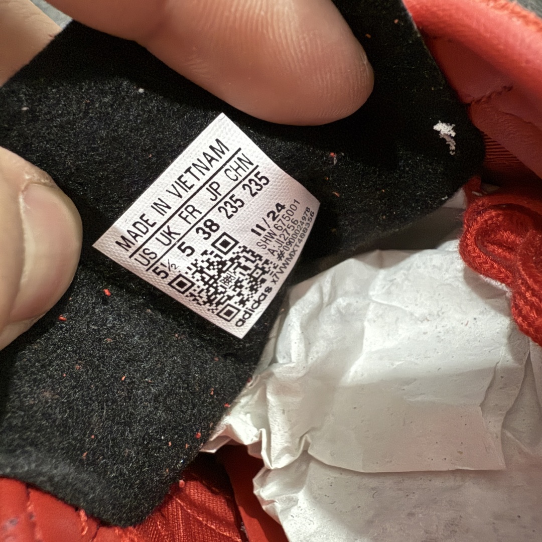 图片[8]-【渠道纯原版】AD Gazelle Indoor Trainers 羚羊内训系列低帮复古百搭休闲运动德训风板鞋 红白JI2756 市场最高版本 完美还原zp细节，注意区别市场任何版本，完全不是一路货色‼️ 全鞋原材料打造，无任何色差，正确鞋型，后跟港宝材料定型，正确微透生胶大底，反口内里头层细腻小牛皮，纸板中底 鞋垫背胶，侧面正确烫金压印字母，所有细节完美还原‼️ 尺码：35 36 36.5 37 38 38.5 39 40 40.5 41 42 42.5 43 44 44.5 45-选品中心